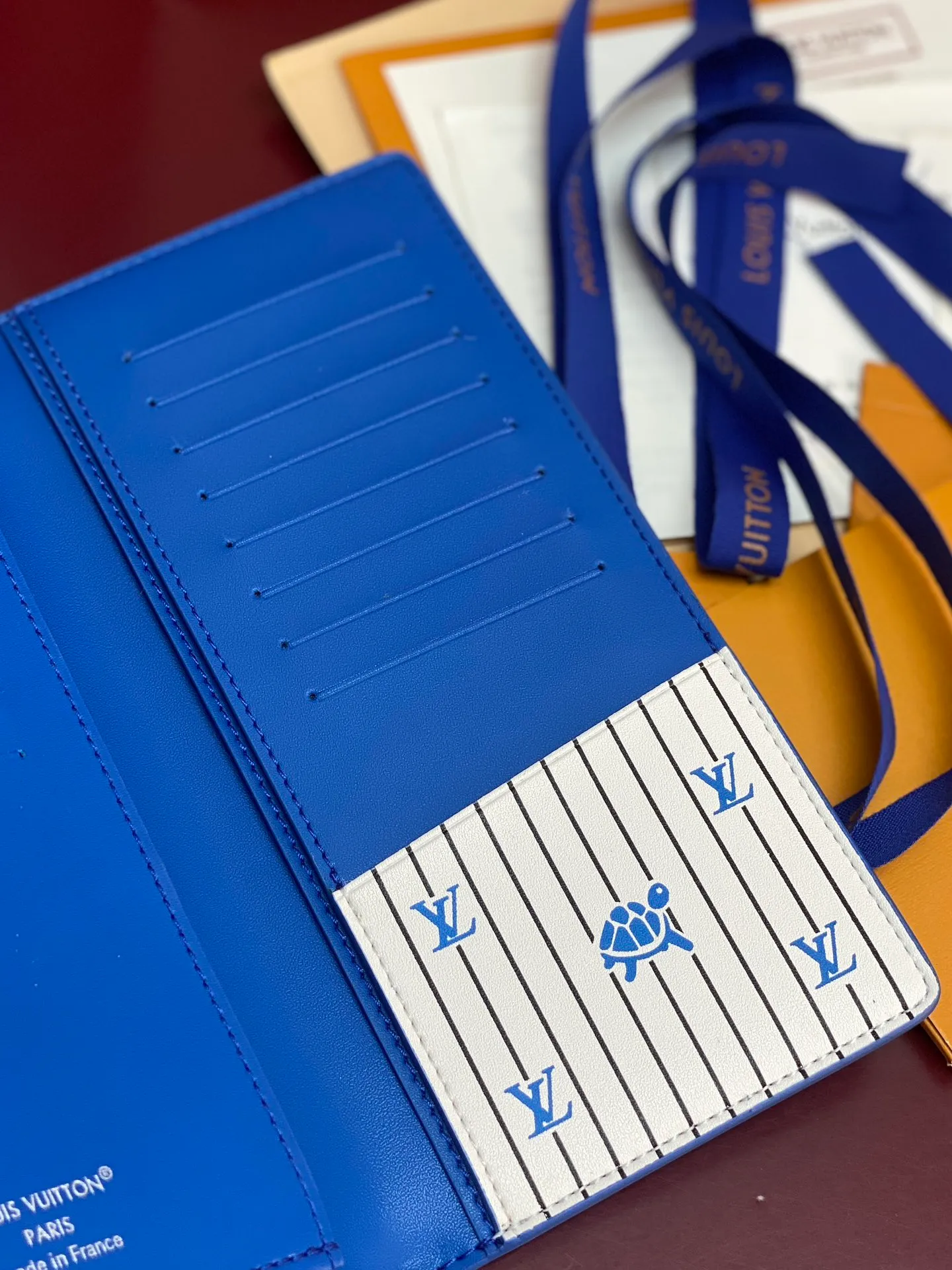 M25800 blue! 🐢 Water ripple long clip! The Brazza wallet has multiple credit card slots and compartments for banknotes. It is very practical and made of elegant and soft Epi leather. size:10X19CM. 💰460