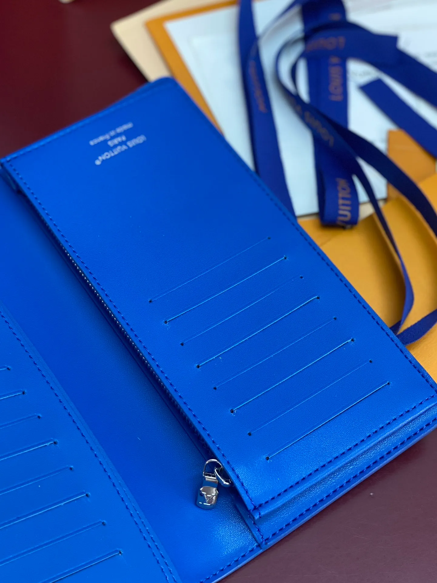M25800 blue! 🐢 Water ripple long clip! The Brazza wallet has multiple credit card slots and compartments for banknotes. It is very practical and made of elegant and soft Epi leather. size:10X19CM. 💰460