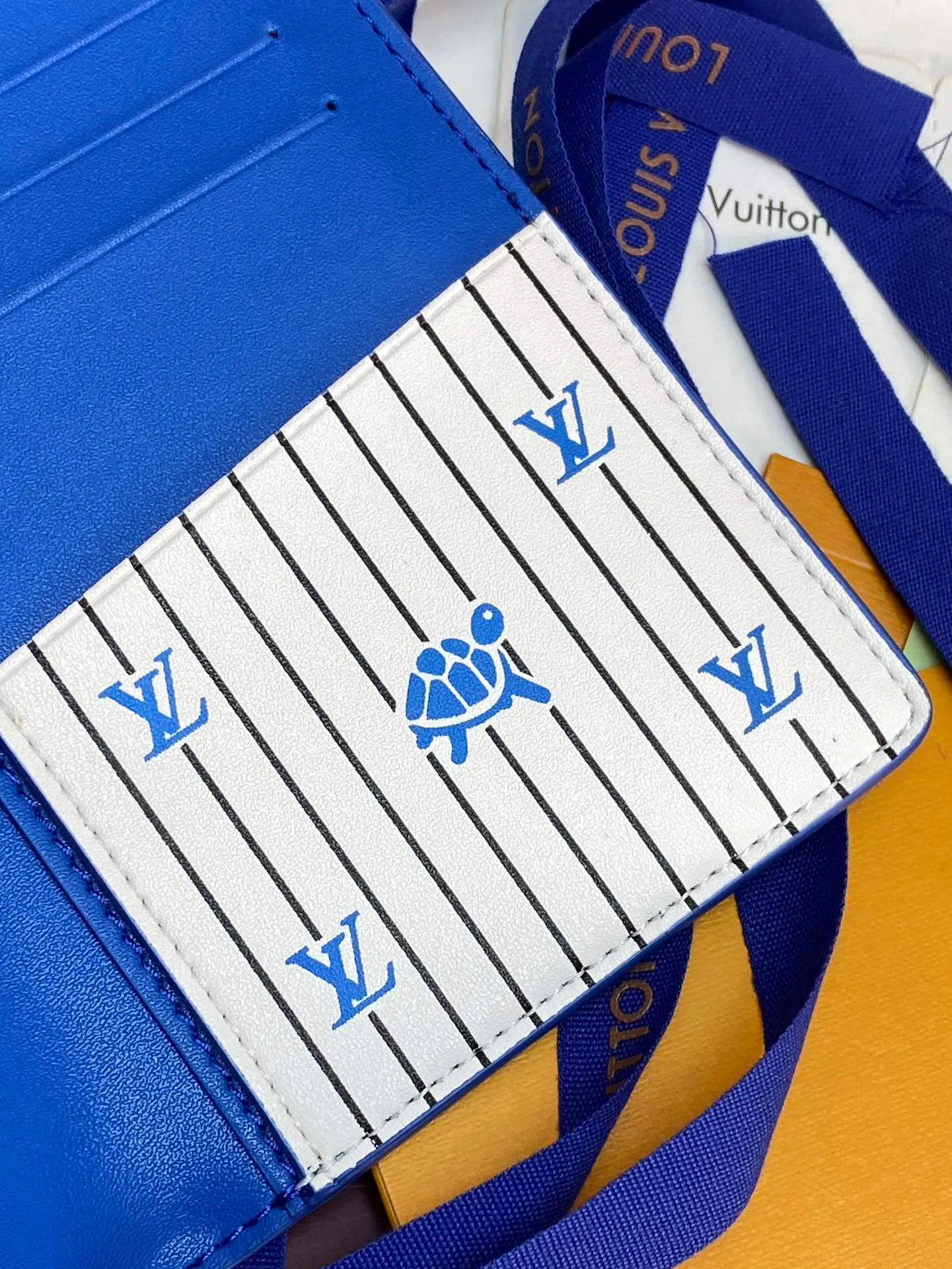 M25800 blue! 🐢 Water ripple long clip! The Brazza wallet has multiple credit card slots and compartments for banknotes. It is very practical and made of elegant and soft Epi leather. size:10X19CM. 💰460