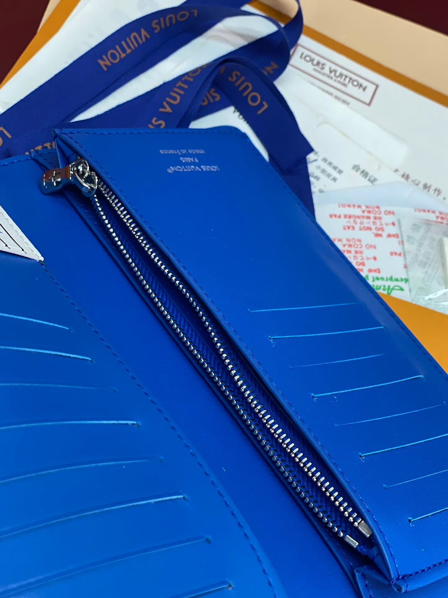 M25800 blue! 🐢 Water ripple long clip! The Brazza wallet has multiple credit card slots and compartments for banknotes. It is very practical and made of elegant and soft Epi leather. size:10X19CM. 💰460