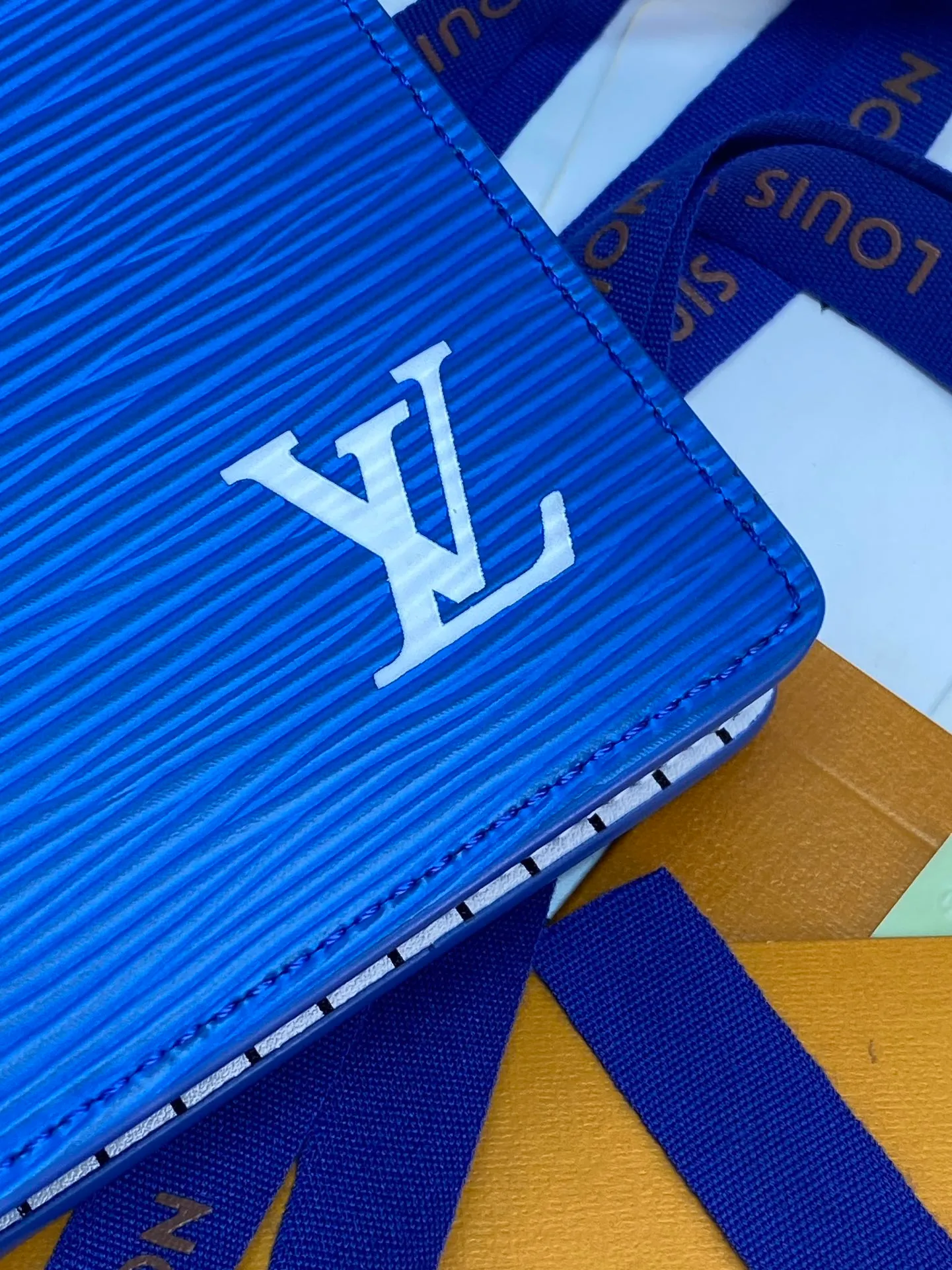 M25800 blue! 🐢 Water ripple long clip! The Brazza wallet has multiple credit card slots and compartments for banknotes. It is very practical and made of elegant and soft Epi leather. size:10X19CM. 💰460