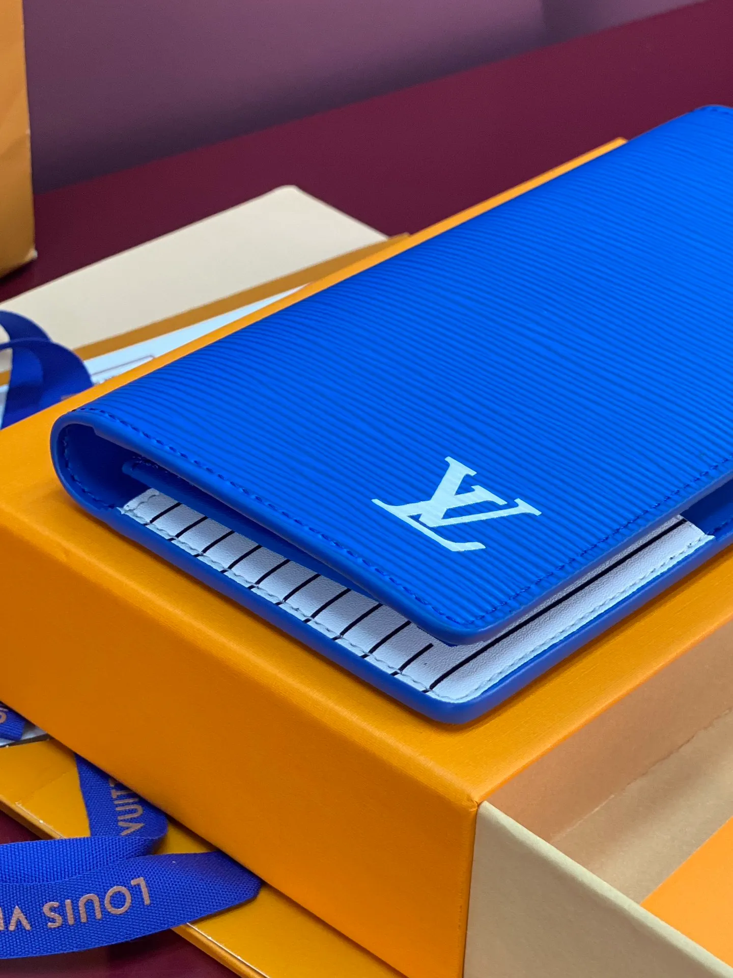 M25800 blue! 🐢 Water ripple long clip! The Brazza wallet has multiple credit card slots and compartments for banknotes. It is very practical and made of elegant and soft Epi leather. size:10X19CM. 💰460