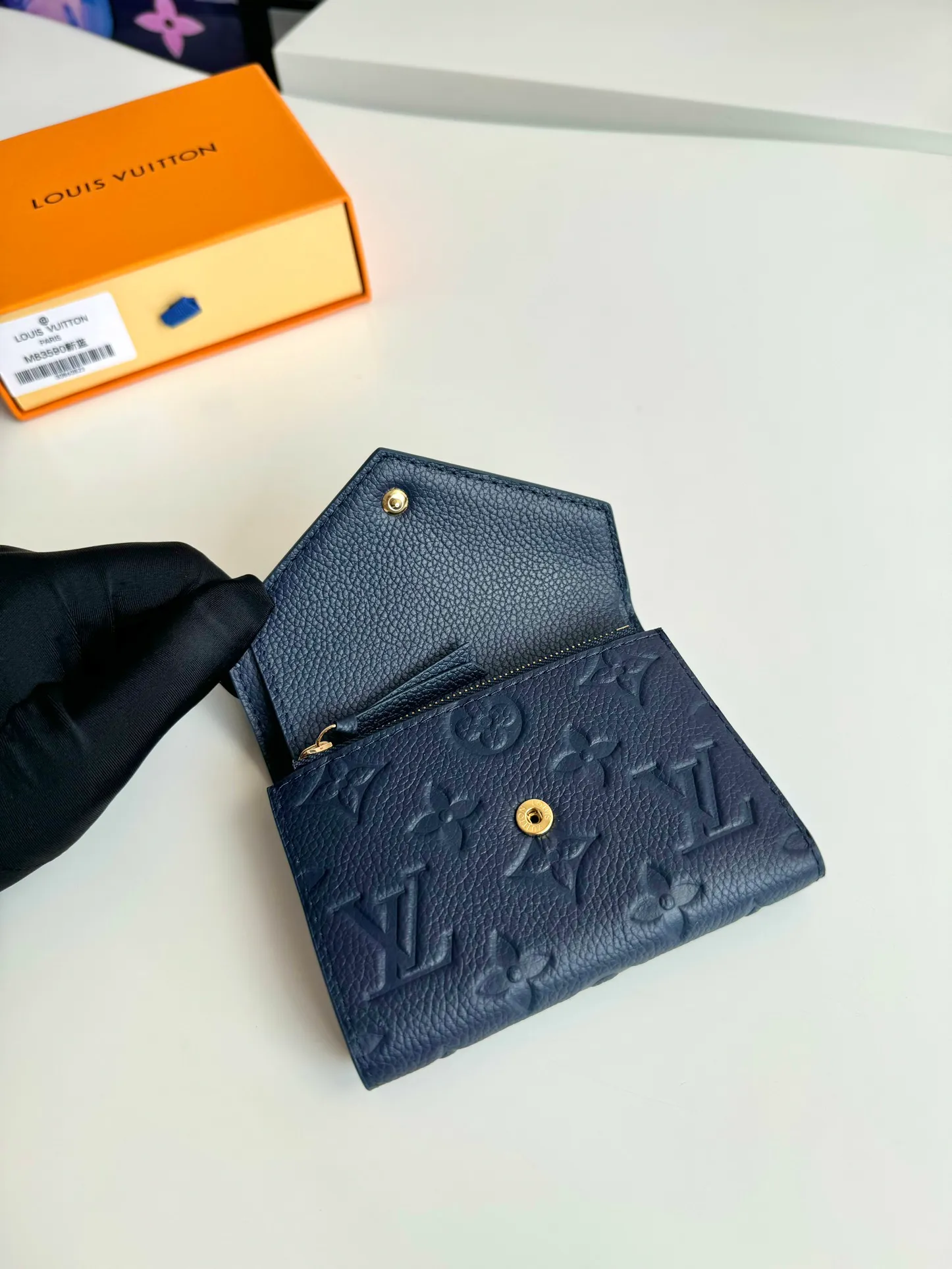 P480🇫🇷Overseas original single M83590 blue exclusive real shot! Gorgeous and functional, this soft and compact Victorine wallet in Monogram Empreinte leather is the ultimate fashion companion. Every detail has been carefully designed to maximize the storage function of a long wallet in a petite size. Size: 12×9cm