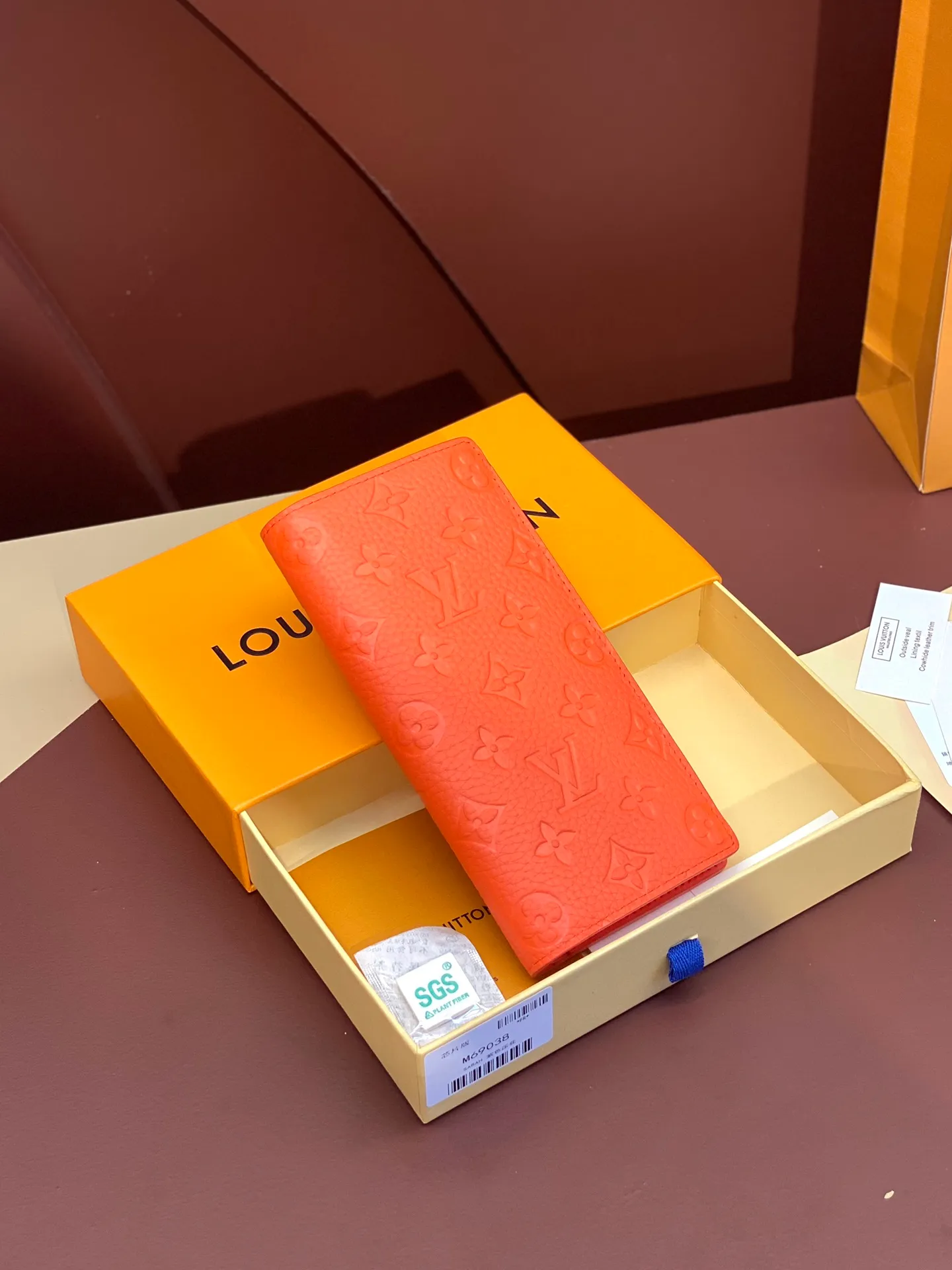 💰480 M69038 Orange! The chip version, (made of top-grain cowhide) Brazza wallet is made of soft Taurillon leather embossed with the Monogram pattern. It has various card slots, pockets and a large zippered coin compartment. It has ample capacity and can easily fit in most jacket pockets. Dimensions 10 x 19 x 2 cm (length x height x width).