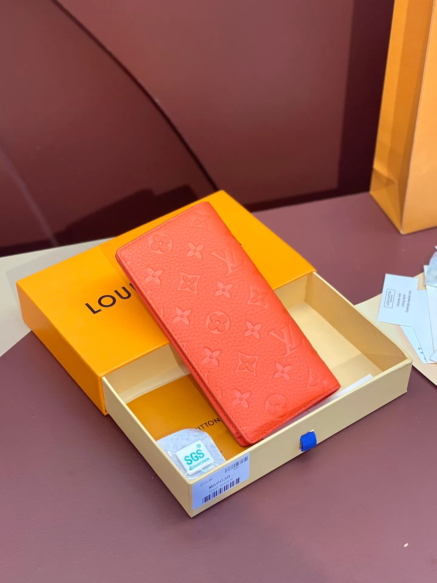 💰480 M69038 Orange! The chip version, (made of top-grain cowhide) Brazza wallet is made of soft Taurillon leather embossed with the Monogram pattern. It has various card slots, pockets and a large zippered coin compartment. It has ample capacity and can easily fit in most jacket pockets. Dimensions 10 x 19 x 2 cm (length x height x width).