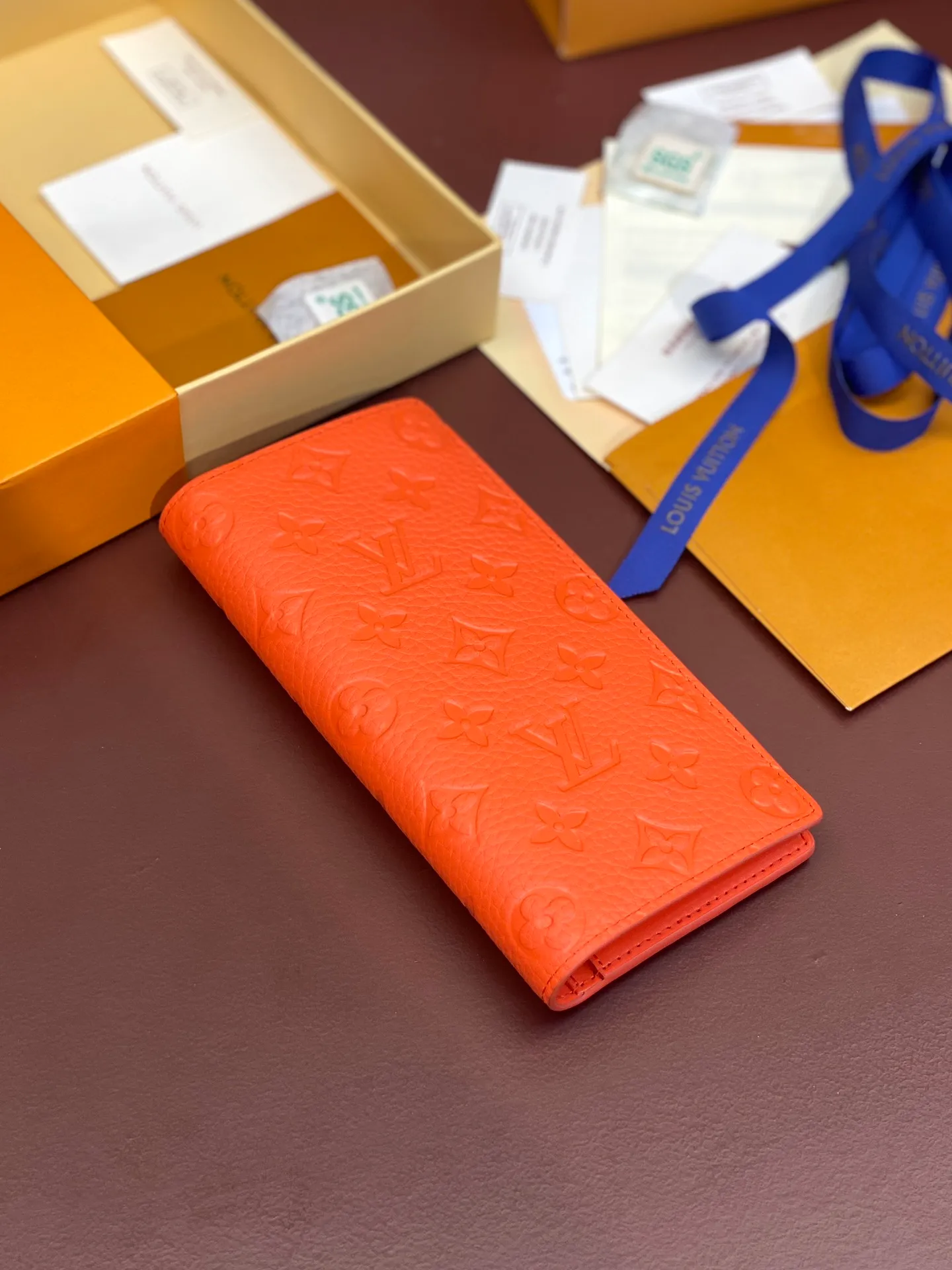 💰480 M69038 Orange! The chip version, (made of top-grain cowhide) Brazza wallet is made of soft Taurillon leather embossed with the Monogram pattern. It has various card slots, pockets and a large zippered coin compartment. It has ample capacity and can easily fit in most jacket pockets. Dimensions 10 x 19 x 2 cm (length x height x width).