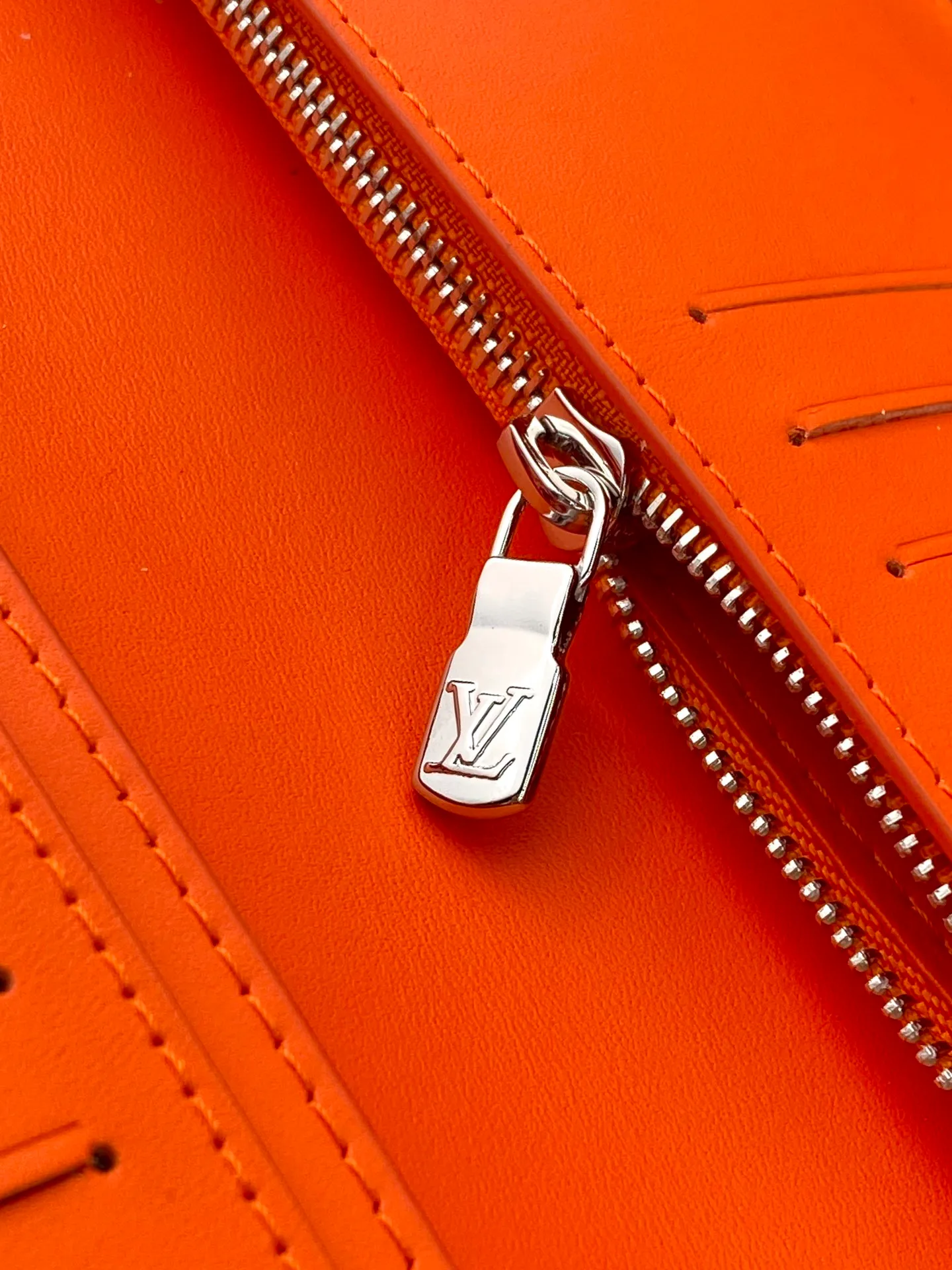 💰480 M69038 Orange! The chip version, (made of top-grain cowhide) Brazza wallet is made of soft Taurillon leather embossed with the Monogram pattern. It has various card slots, pockets and a large zippered coin compartment. It has ample capacity and can easily fit in most jacket pockets. Dimensions 10 x 19 x 2 cm (length x height x width).