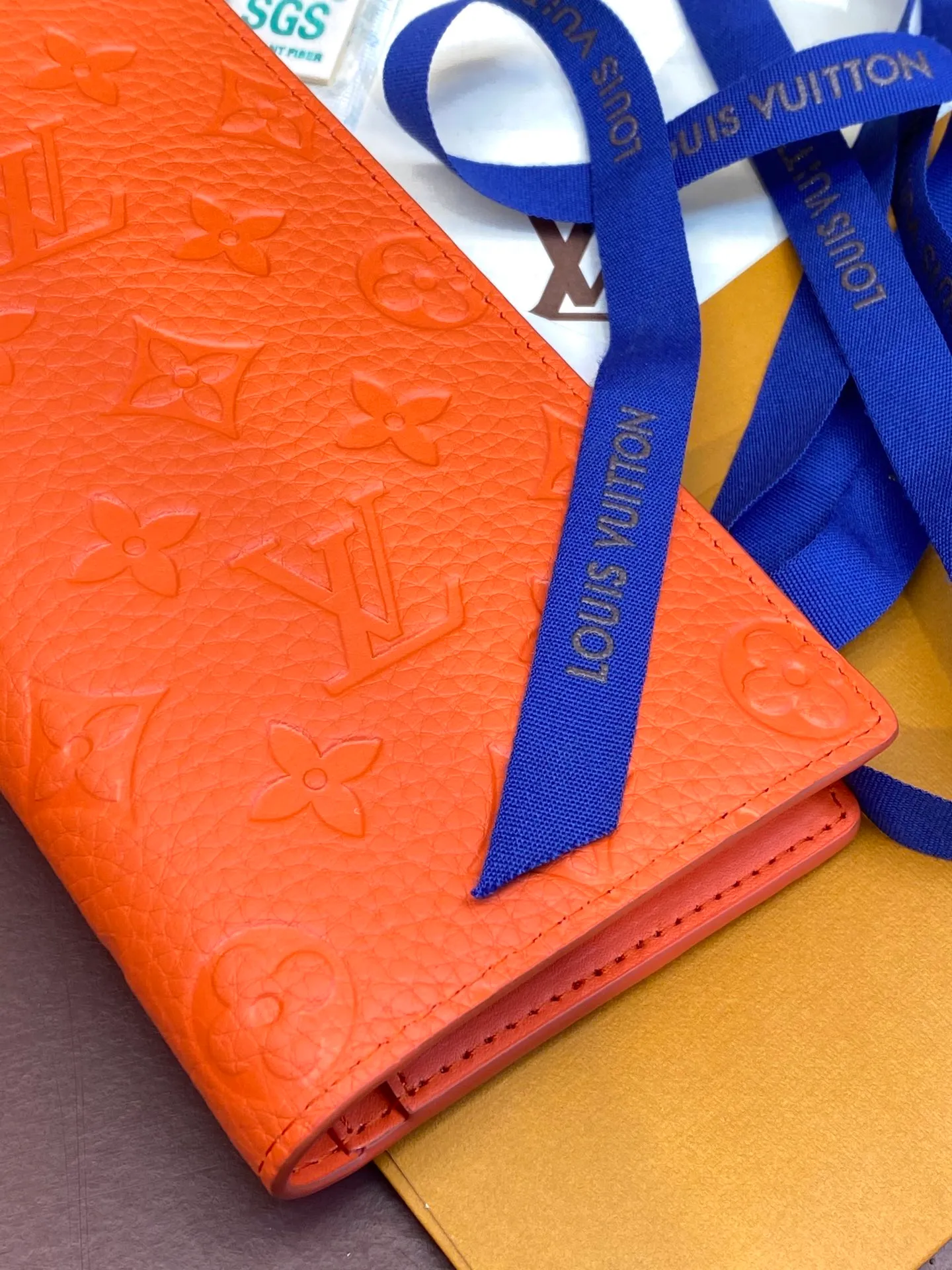 💰480 M69038 Orange! The chip version, (made of top-grain cowhide) Brazza wallet is made of soft Taurillon leather embossed with the Monogram pattern. It has various card slots, pockets and a large zippered coin compartment. It has ample capacity and can easily fit in most jacket pockets. Dimensions 10 x 19 x 2 cm (length x height x width).