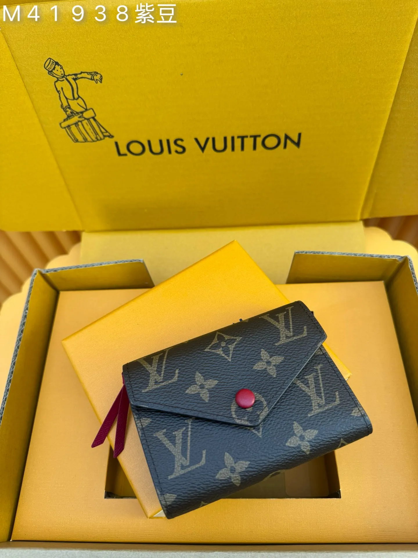 M41938 Purple Bean "Special Duty Free" ♻️[Official special edition·First-class material·All-steel hardware·French chips·Full set of packaging] This Victorine wallet is made of Monogram canvas and includes functional elements in a soft and graceful style. It has a card compartment and a pocket for storing banknotes and coins. 12x9.5x2.5cm 💰500