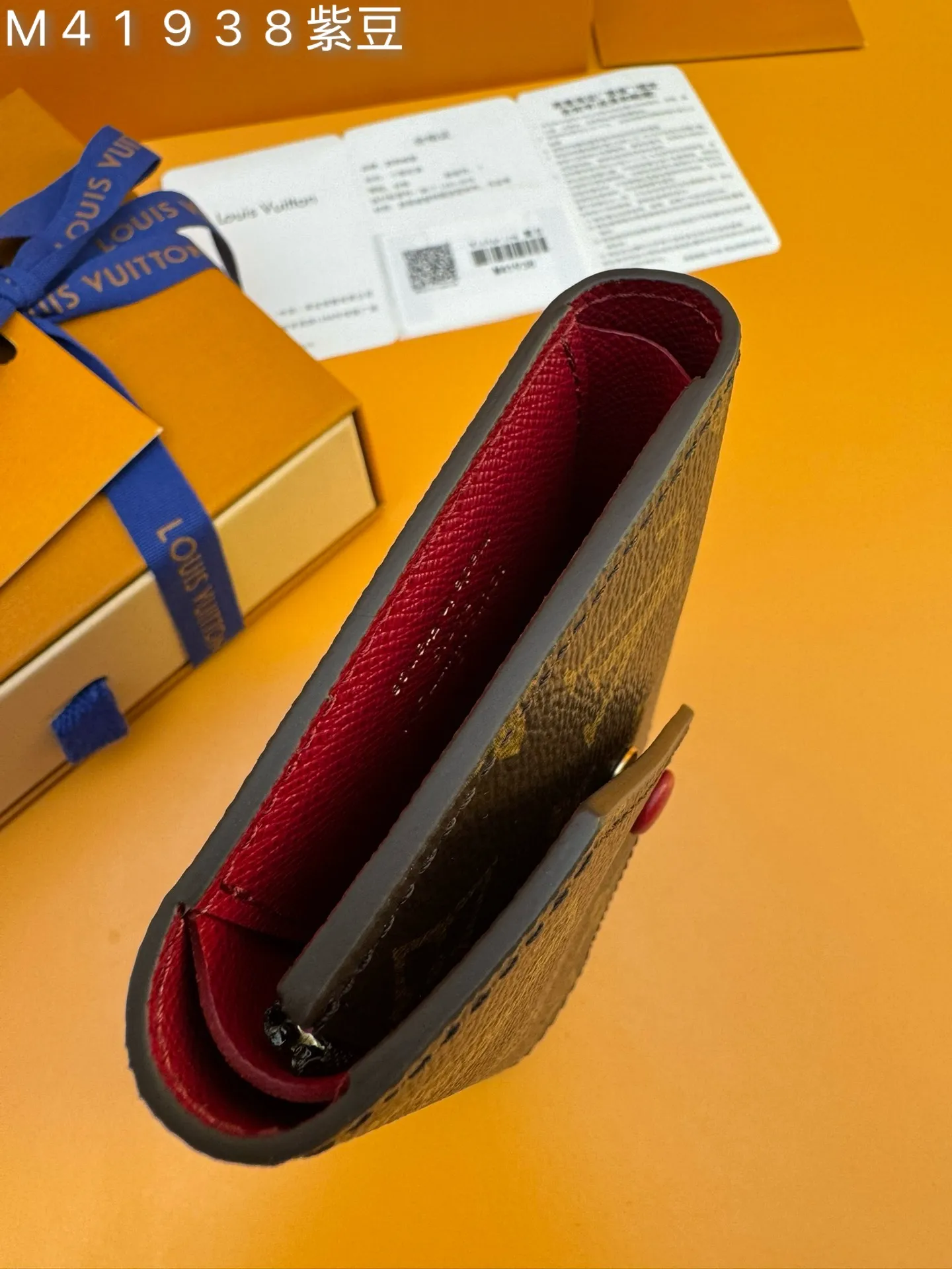 M41938 Purple Bean "Special Duty Free" ♻️[Official special edition·First-class material·All-steel hardware·French chips·Full set of packaging] This Victorine wallet is made of Monogram canvas and includes functional elements in a soft and graceful style. It has a card compartment and a pocket for storing banknotes and coins. 12x9.5x2.5cm 💰500