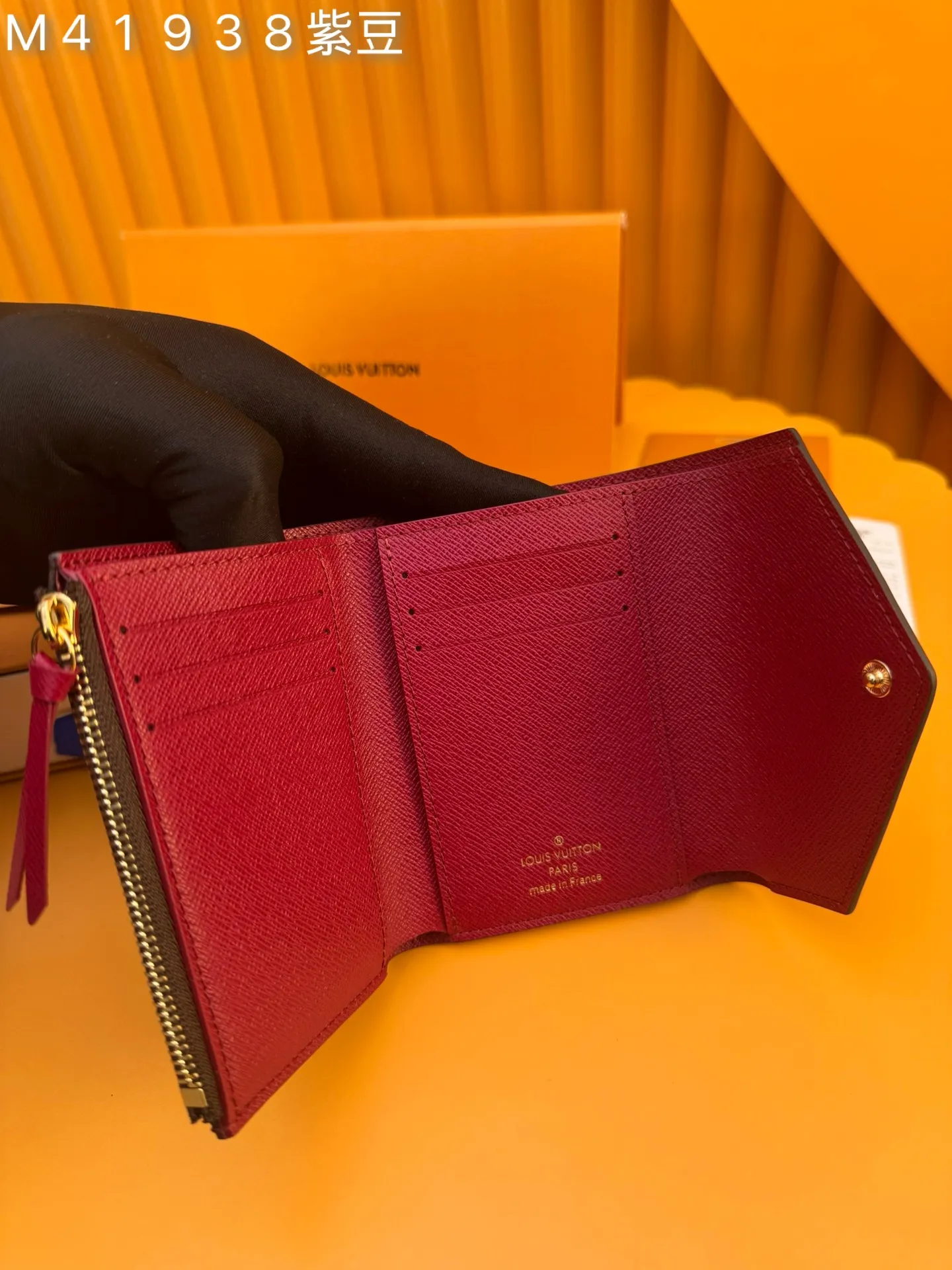 M41938 Purple Bean "Special Duty Free" ♻️[Official special edition·First-class material·All-steel hardware·French chips·Full set of packaging] This Victorine wallet is made of Monogram canvas and includes functional elements in a soft and graceful style. It has a card compartment and a pocket for storing banknotes and coins. 12x9.5x2.5cm 💰500
