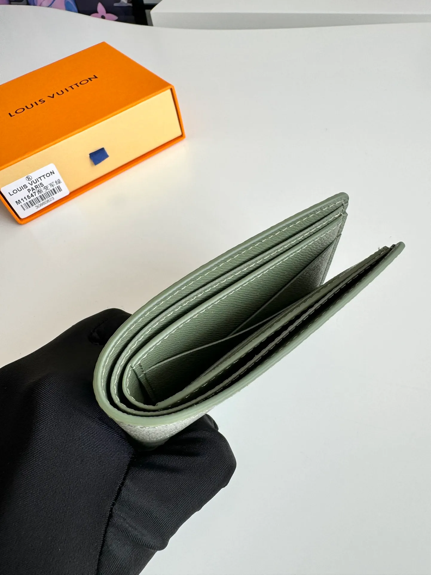 P340🇫🇷Exclusive real shot of overseas original M11547 gradient military green! This Multiple wallet is made of Monogram Gradient coated canvas, with a gradient effect that shows the Monogram flowers and LV letters gradually disappearing, showing a modern style in the classic style. Compact construction fits easily in your pocket. Size: 11.5×9×1.5cm