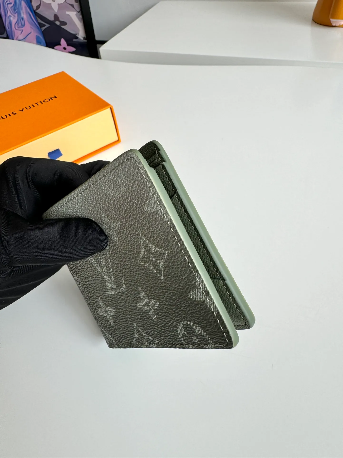 P340🇫🇷Exclusive real shot of overseas original M11547 gradient military green! This Multiple wallet is made of Monogram Gradient coated canvas, with a gradient effect that shows the Monogram flowers and LV letters gradually disappearing, showing a modern style in the classic style. Compact construction fits easily in your pocket. Size: 11.5×9×1.5cm