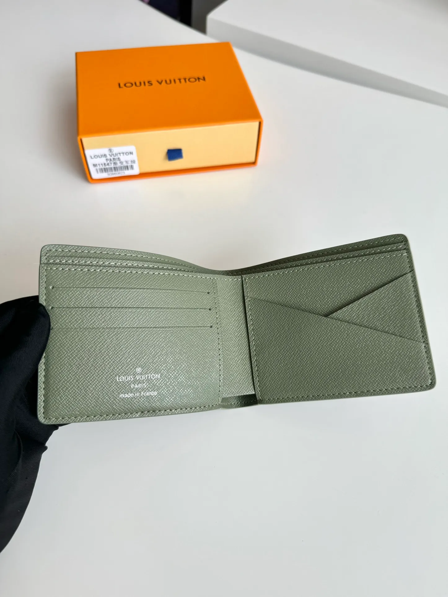 P340🇫🇷Exclusive real shot of overseas original M11547 gradient military green! This Multiple wallet is made of Monogram Gradient coated canvas, with a gradient effect that shows the Monogram flowers and LV letters gradually disappearing, showing a modern style in the classic style. Compact construction fits easily in your pocket. Size: 11.5×9×1.5cm