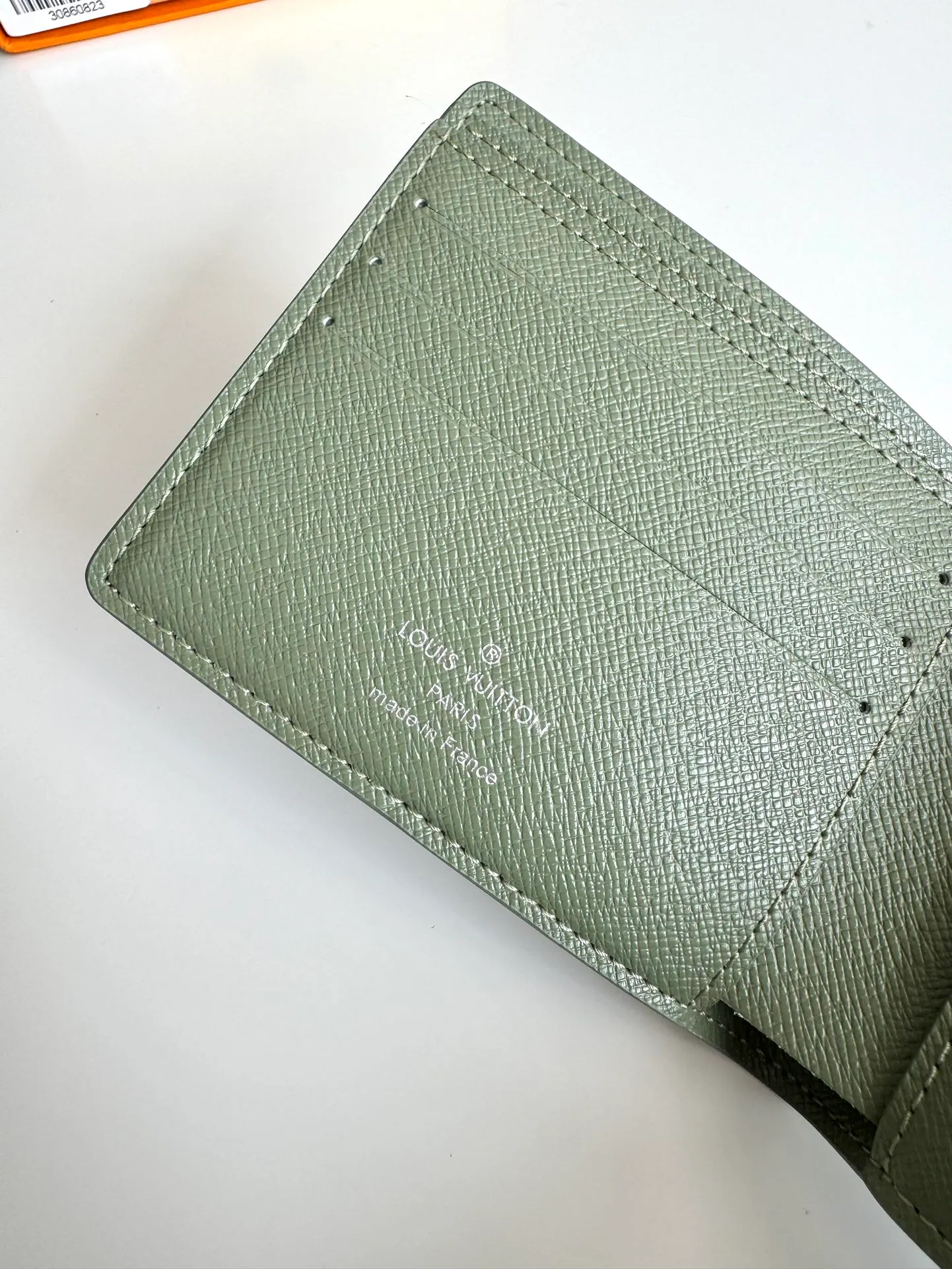 P340🇫🇷Exclusive real shot of overseas original M11547 gradient military green! This Multiple wallet is made of Monogram Gradient coated canvas, with a gradient effect that shows the Monogram flowers and LV letters gradually disappearing, showing a modern style in the classic style. Compact construction fits easily in your pocket. Size: 11.5×9×1.5cm