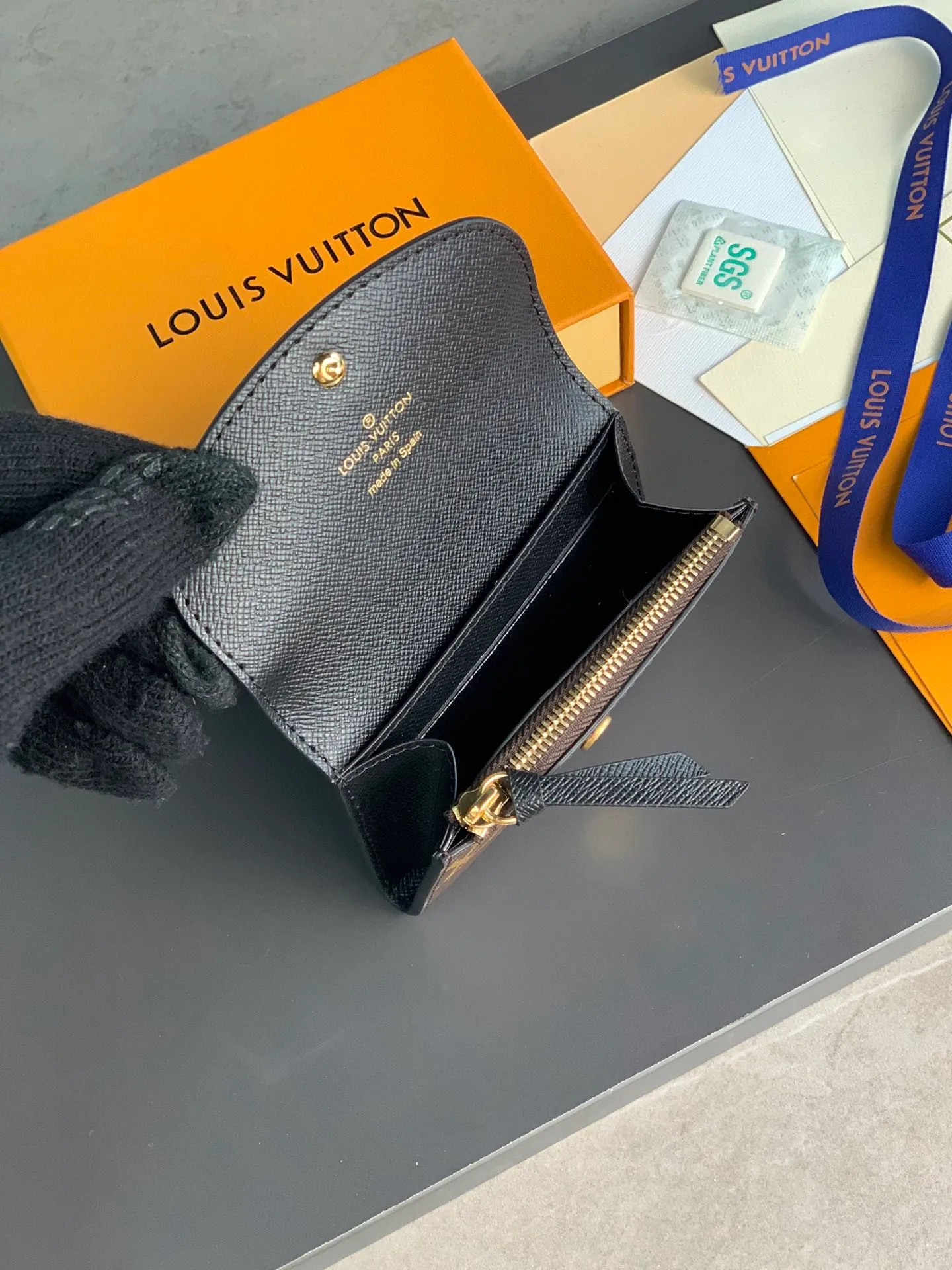 M82333 yellow flower! ROSALIE coin purse! Made of Monogram and Monogram Reverse canvas, rounded flap with engraved snap button, internal patch pocket, zippered coin pocket, card compartment and rear patch pocket. Size: 11 x 8 x 2.5cm. 💰300