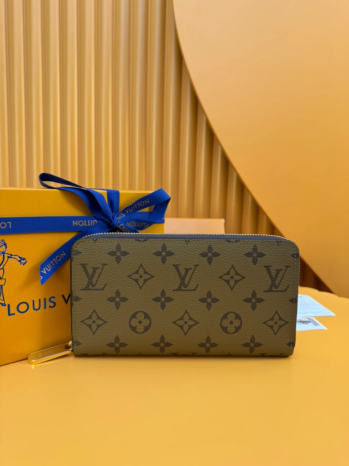 M82444 "Special Duty Free" ♻️[Official Edition·First Class Material·All Steel Hardware·French Chip·Full Packaging] The iconic Zippy wallet is reinterpreted on Louis Vuitton's unique Monogram Reverse canvas. This classic, sophisticated silhouette accessory features a leather lining and gold-tone zip. Its practical and neat interior includes three spacious compartments, a zippered pocket for coins and 12 card slots. 19.5x10.5x2.5cm 💰780