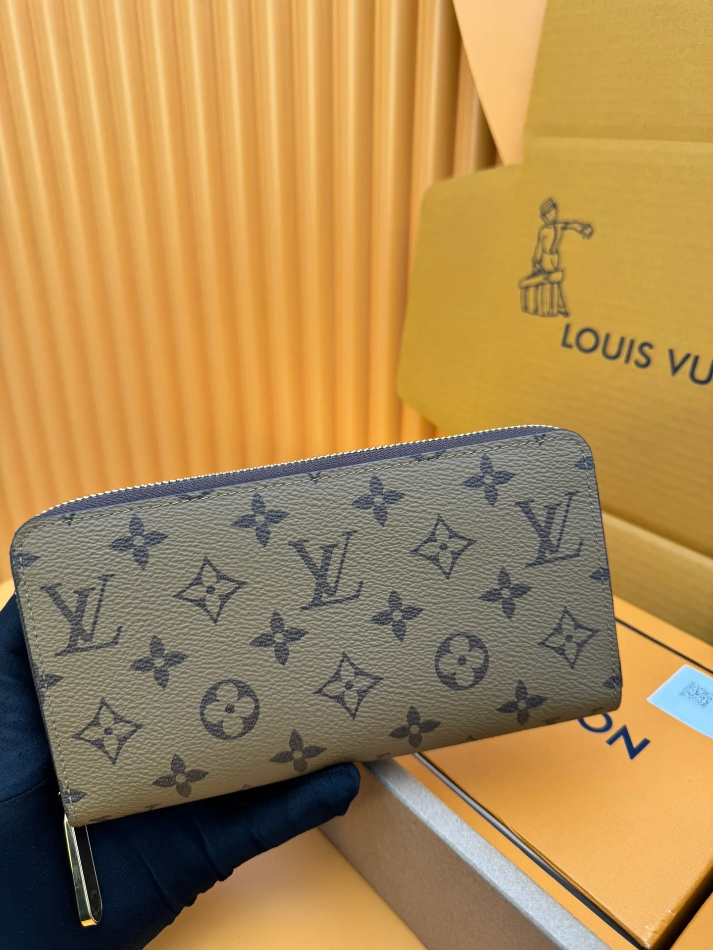M82444 "Special Duty Free" ♻️[Official Edition·First Class Material·All Steel Hardware·French Chip·Full Packaging] The iconic Zippy wallet is reinterpreted on Louis Vuitton's unique Monogram Reverse canvas. This classic, sophisticated silhouette accessory features a leather lining and gold-tone zip. Its practical and neat interior includes three spacious compartments, a zippered pocket for coins and 12 card slots. 19.5x10.5x2.5cm 💰780