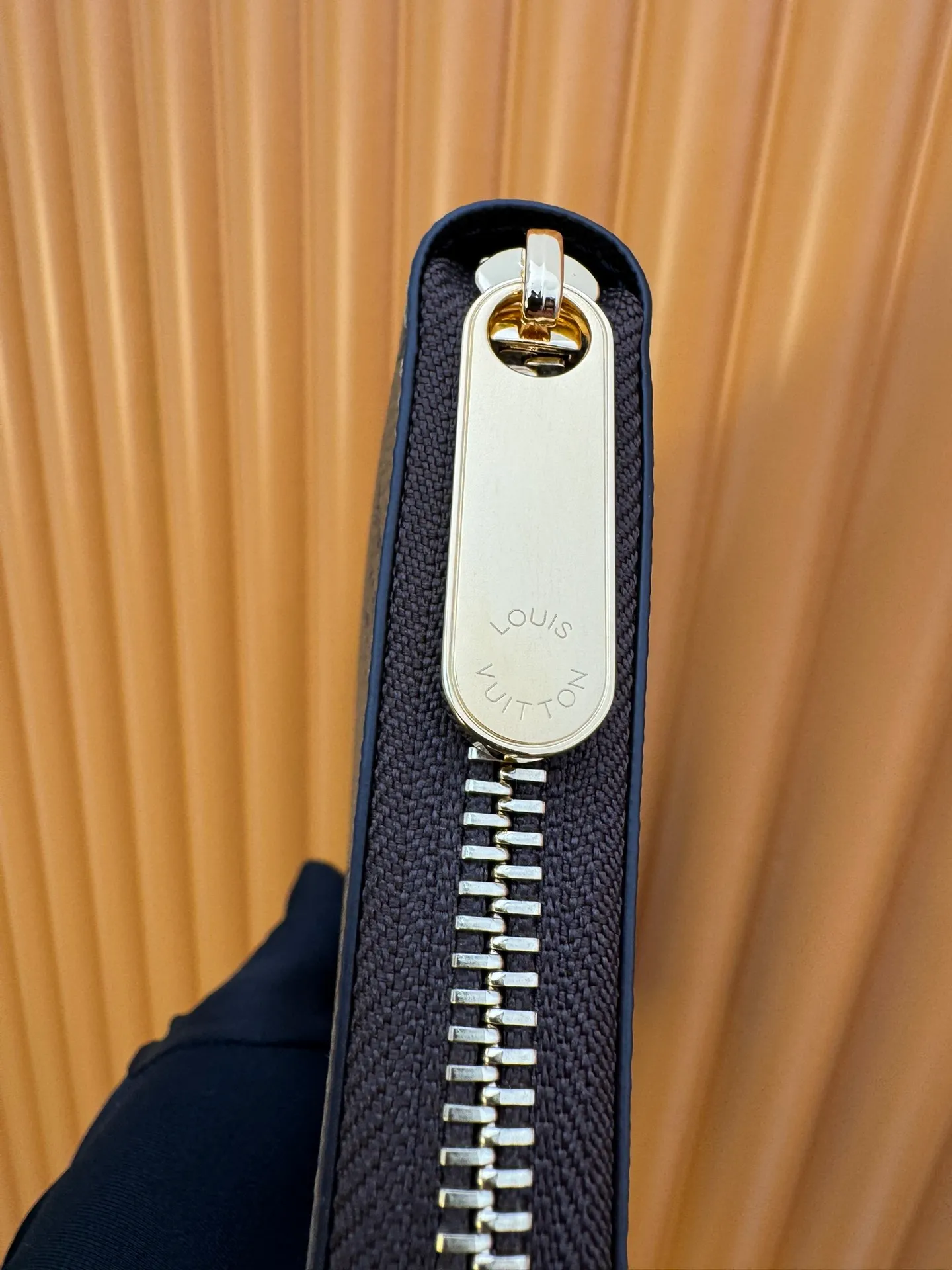 M82444 "Special Duty Free" ♻️[Official Edition·First Class Material·All Steel Hardware·French Chip·Full Packaging] The iconic Zippy wallet is reinterpreted on Louis Vuitton's unique Monogram Reverse canvas. This classic, sophisticated silhouette accessory features a leather lining and gold-tone zip. Its practical and neat interior includes three spacious compartments, a zippered pocket for coins and 12 card slots. 19.5x10.5x2.5cm 💰780