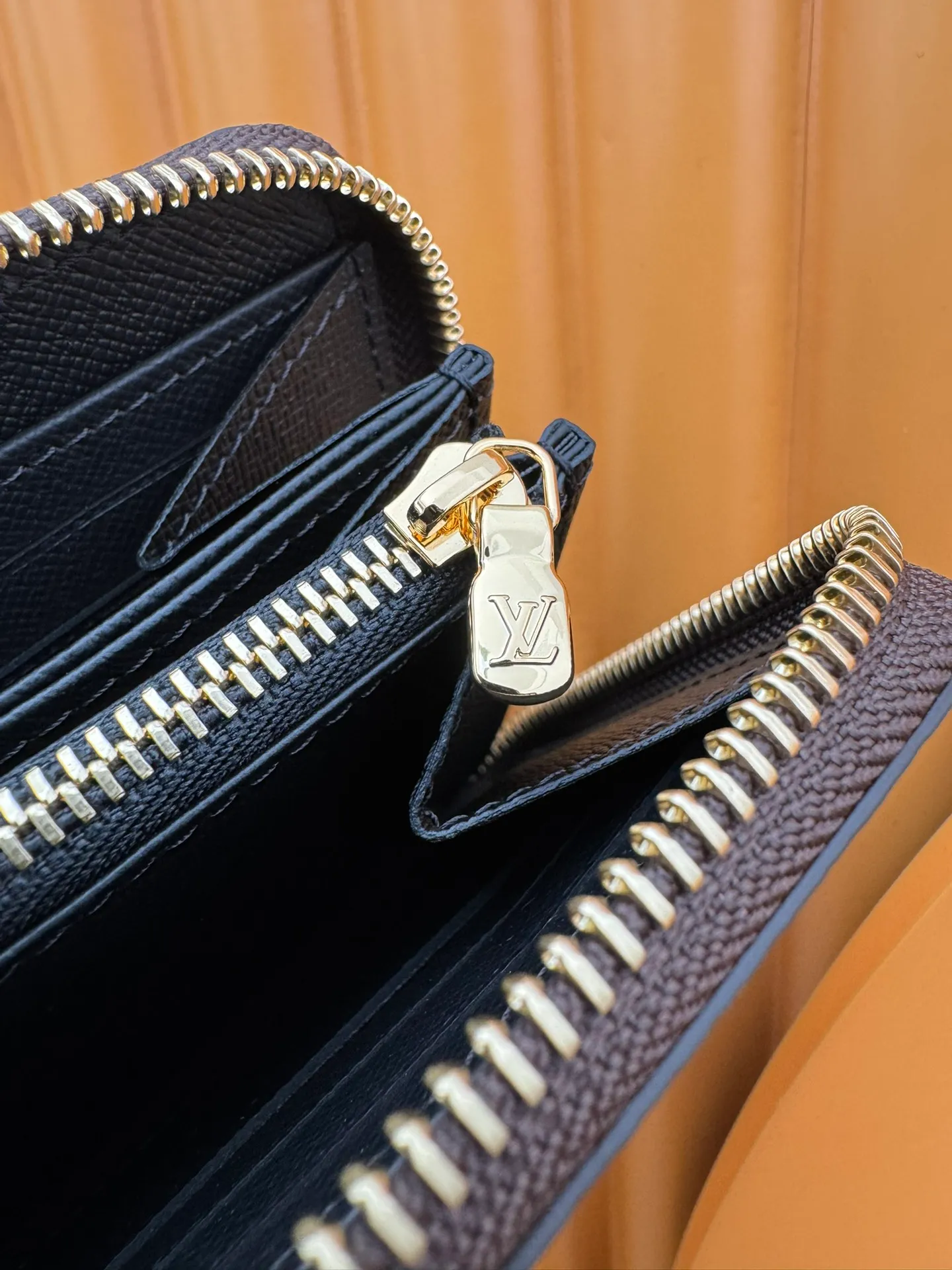 M82444 "Special Duty Free" ♻️[Official Edition·First Class Material·All Steel Hardware·French Chip·Full Packaging] The iconic Zippy wallet is reinterpreted on Louis Vuitton's unique Monogram Reverse canvas. This classic, sophisticated silhouette accessory features a leather lining and gold-tone zip. Its practical and neat interior includes three spacious compartments, a zippered pocket for coins and 12 card slots. 19.5x10.5x2.5cm 💰780