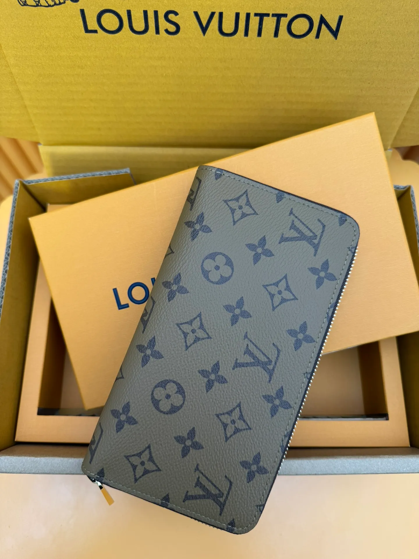 M82444 "Special Duty Free" ♻️[Official Edition·First Class Material·All Steel Hardware·French Chip·Full Packaging] The iconic Zippy wallet is reinterpreted on Louis Vuitton's unique Monogram Reverse canvas. This classic, sophisticated silhouette accessory features a leather lining and gold-tone zip. Its practical and neat interior includes three spacious compartments, a zippered pocket for coins and 12 card slots. 19.5x10.5x2.5cm 💰780