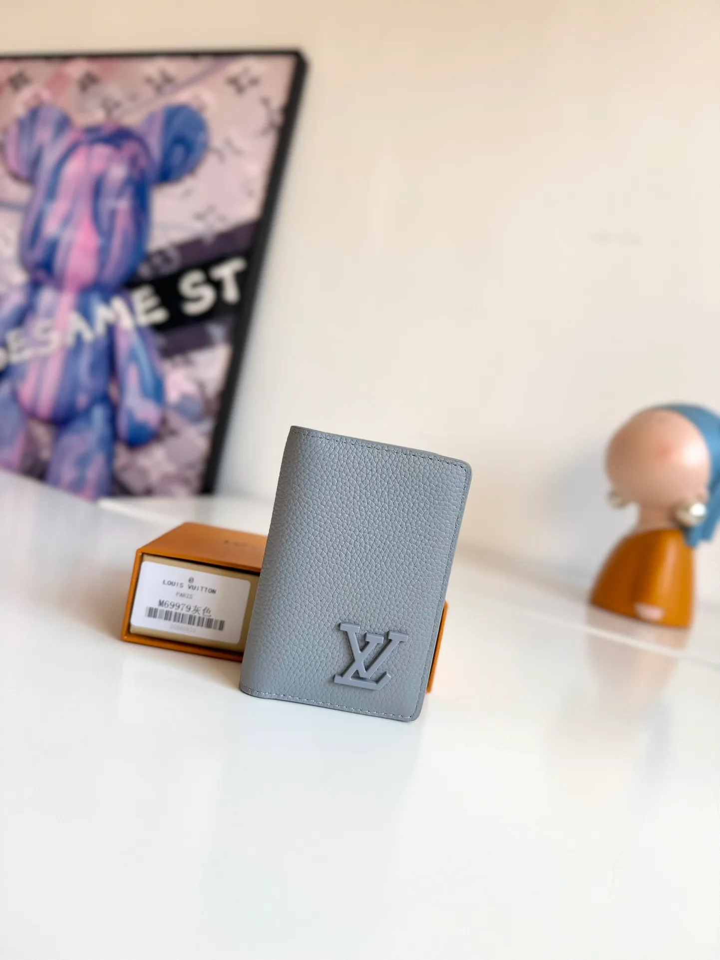 P340🇫🇷Overseas original single M69979 gray exclusive real shot! The new LV Aerogram Pocket Wallet is made of cow leather as soft as old aviation letterheads. The metal LV letters discreetly mark the brand identity. It is equipped with compartments and card slots, achieving the fusion of elegance and functionality. Pairs with any LV Aerogram bag. Size: 11×8cm