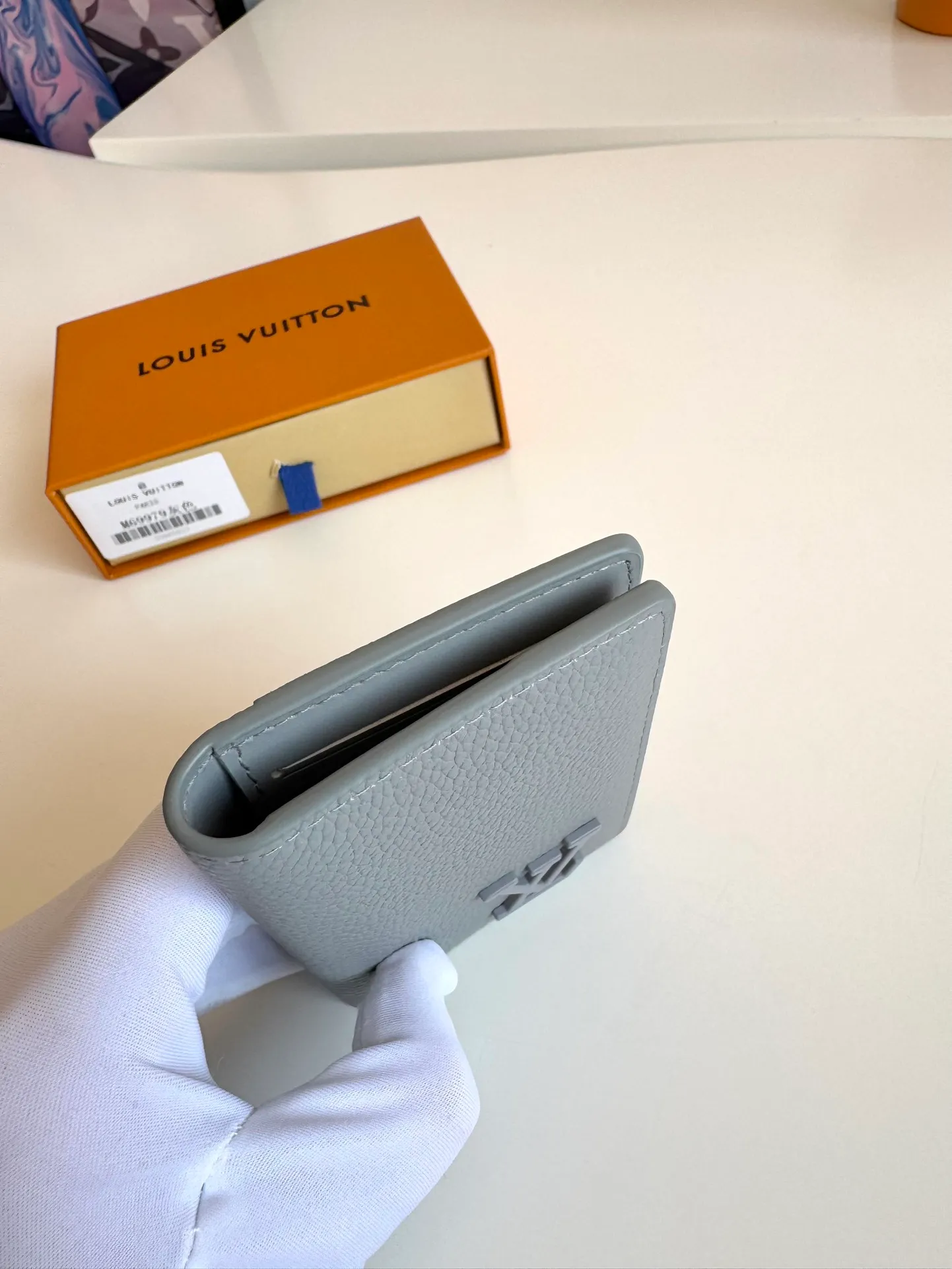 P340🇫🇷Overseas original single M69979 gray exclusive real shot! The new LV Aerogram Pocket Wallet is made of cow leather as soft as old aviation letterheads. The metal LV letters discreetly mark the brand identity. It is equipped with compartments and card slots, achieving the fusion of elegance and functionality. Pairs with any LV Aerogram bag. Size: 11×8cm