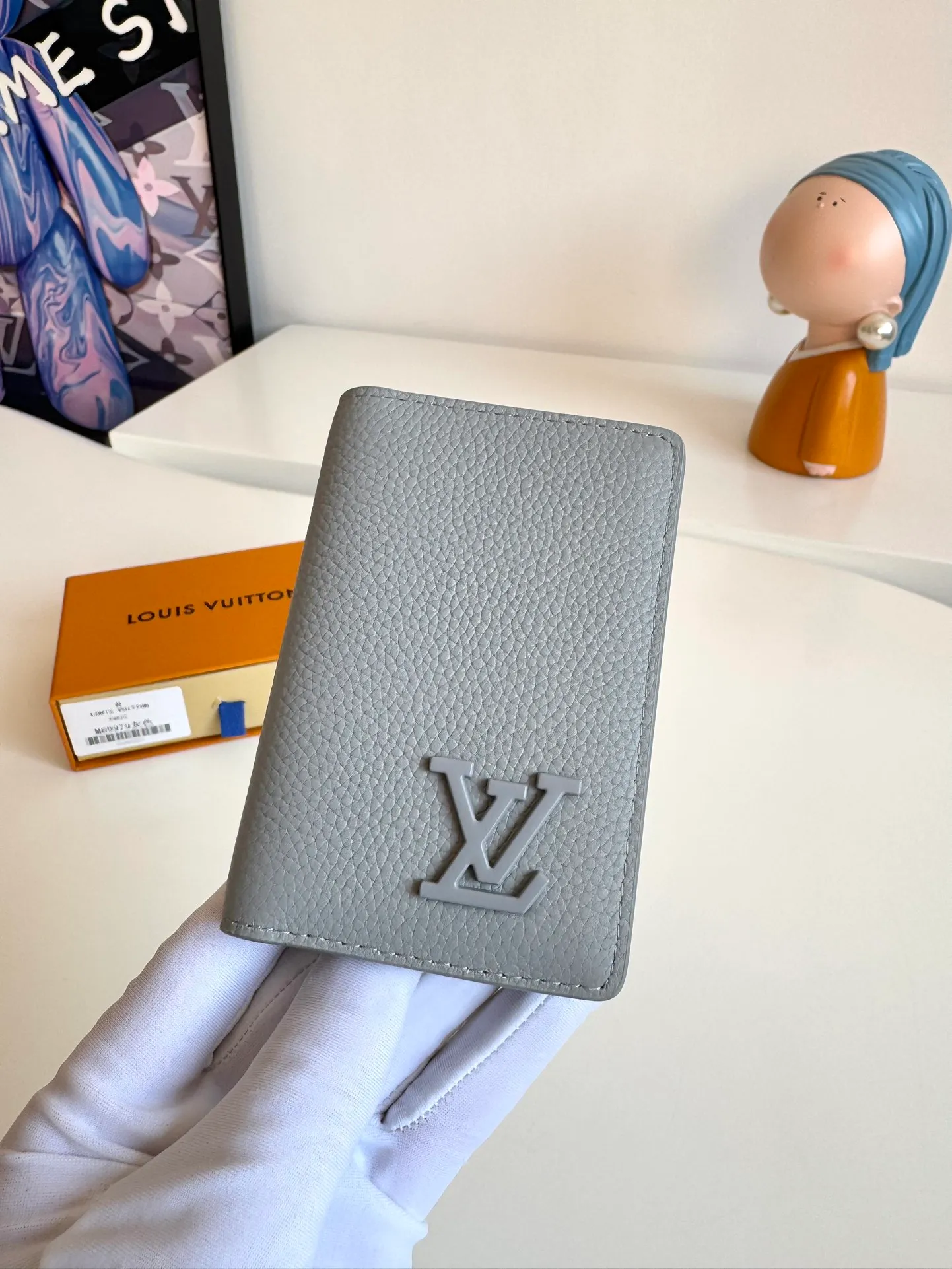 P340🇫🇷Overseas original single M69979 gray exclusive real shot! The new LV Aerogram Pocket Wallet is made of cow leather as soft as old aviation letterheads. The metal LV letters discreetly mark the brand identity. It is equipped with compartments and card slots, achieving the fusion of elegance and functionality. Pairs with any LV Aerogram bag. Size: 11×8cm
