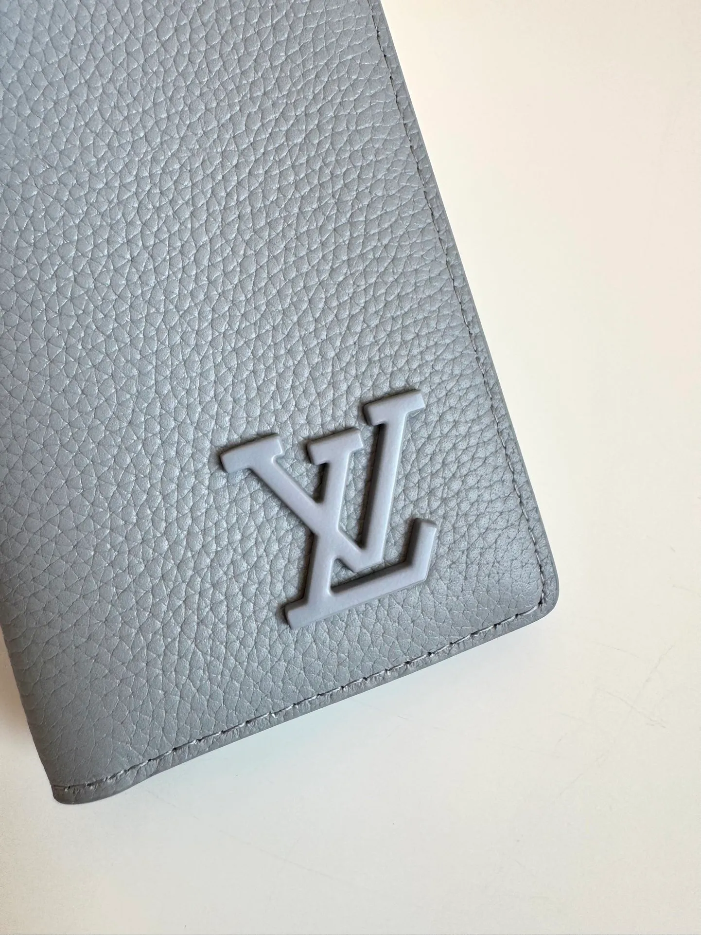 P340🇫🇷Overseas original single M69979 gray exclusive real shot! The new LV Aerogram Pocket Wallet is made of cow leather as soft as old aviation letterheads. The metal LV letters discreetly mark the brand identity. It is equipped with compartments and card slots, achieving the fusion of elegance and functionality. Pairs with any LV Aerogram bag. Size: 11×8cm