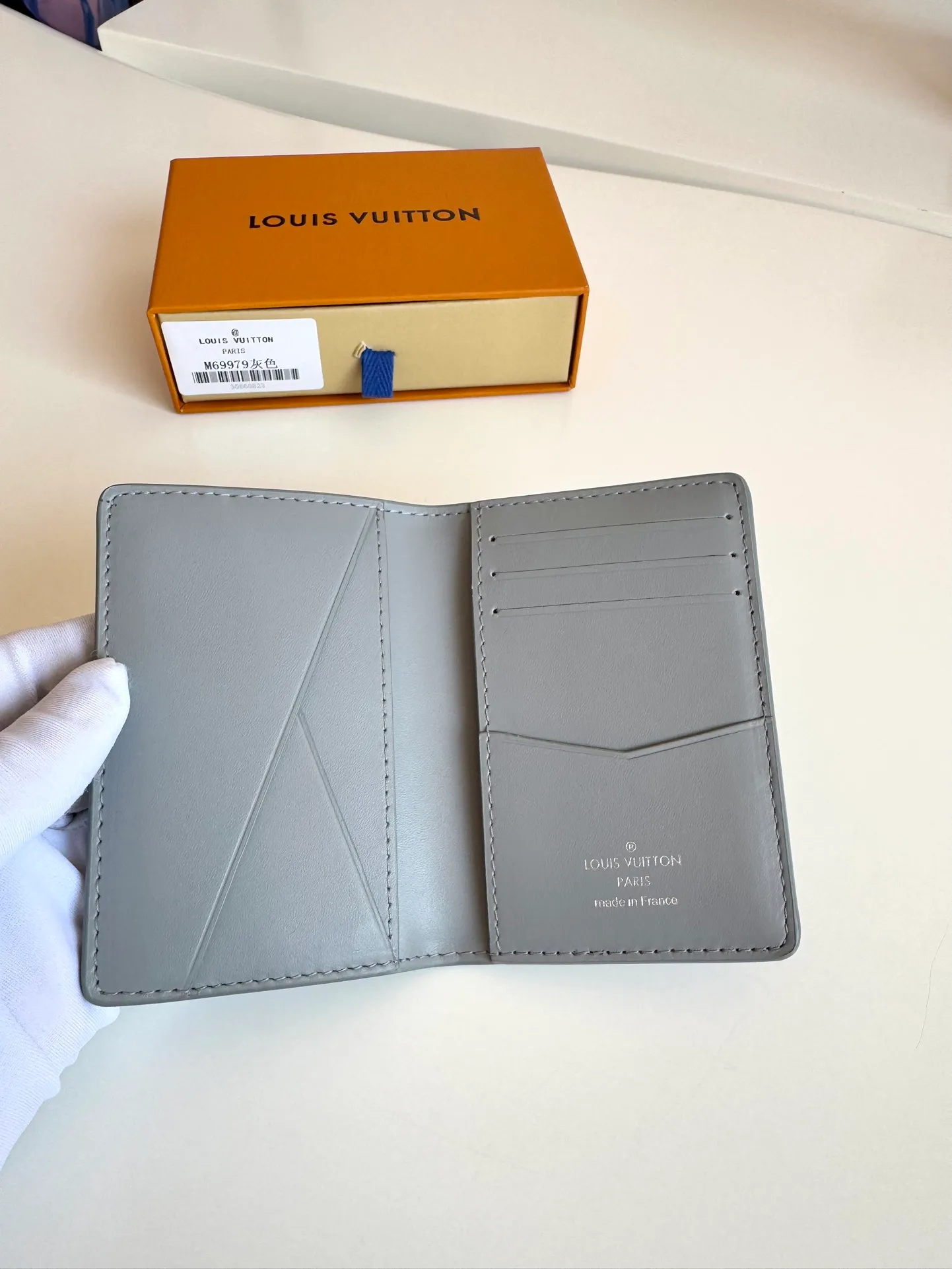 P340🇫🇷Overseas original single M69979 gray exclusive real shot! The new LV Aerogram Pocket Wallet is made of cow leather as soft as old aviation letterheads. The metal LV letters discreetly mark the brand identity. It is equipped with compartments and card slots, achieving the fusion of elegance and functionality. Pairs with any LV Aerogram bag. Size: 11×8cm