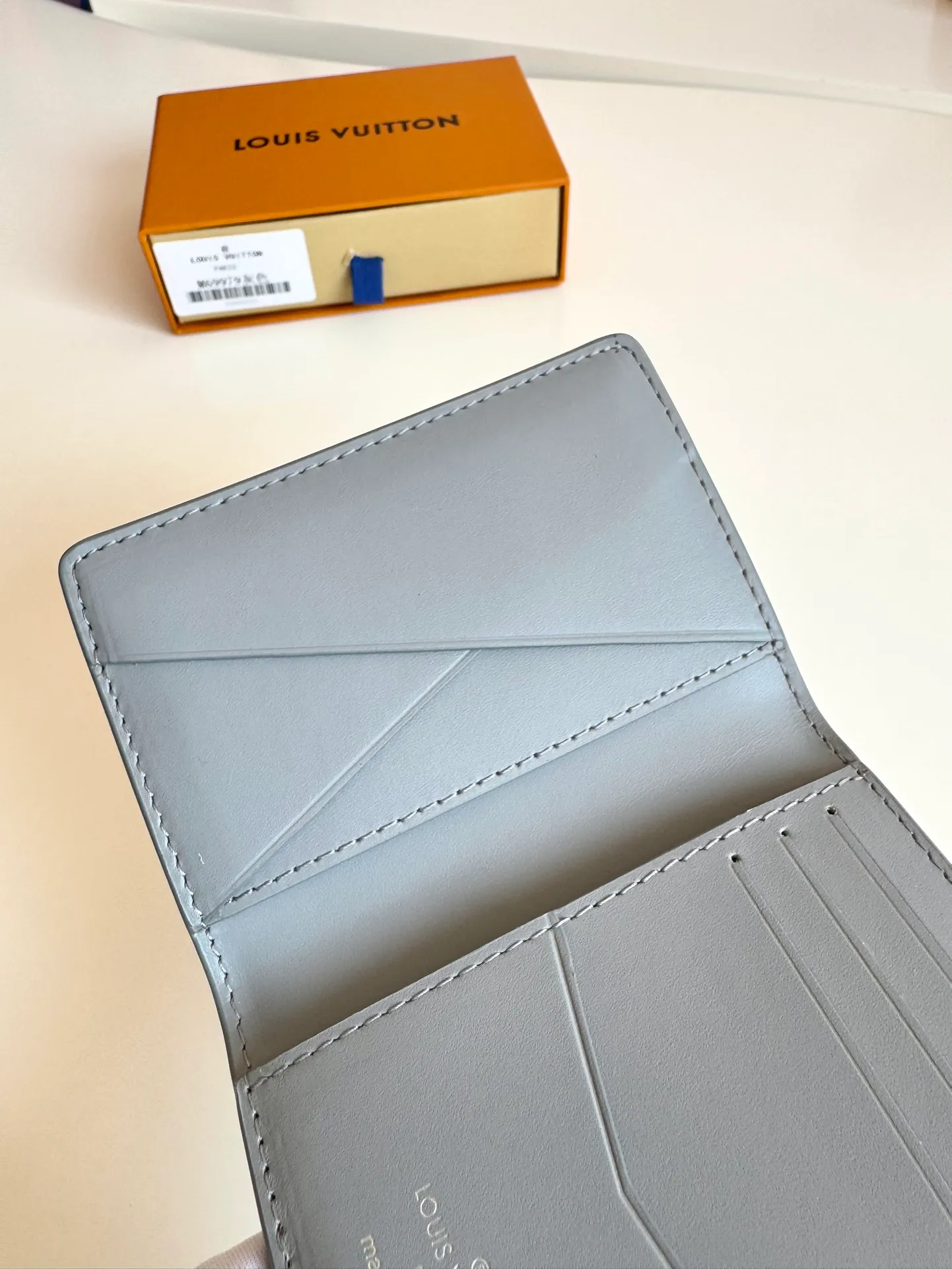 P340🇫🇷Overseas original single M69979 gray exclusive real shot! The new LV Aerogram Pocket Wallet is made of cow leather as soft as old aviation letterheads. The metal LV letters discreetly mark the brand identity. It is equipped with compartments and card slots, achieving the fusion of elegance and functionality. Pairs with any LV Aerogram bag. Size: 11×8cm