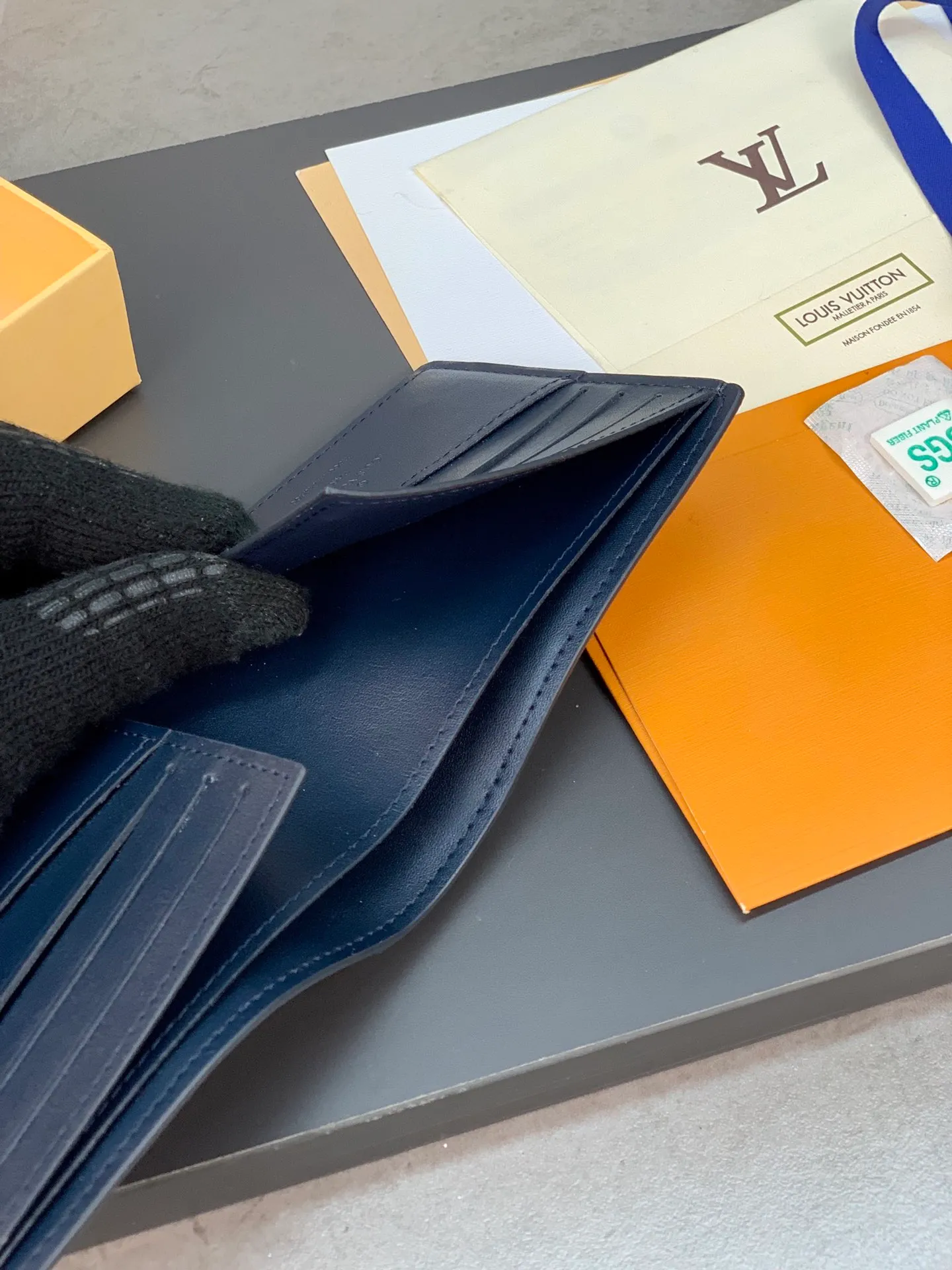 N60544 Blue short clip! The wallet is made of fine leather and has a slender shape that creates a classic appeal. This wallet fits easily into your pocket and is lined in soft cowhide for an elegant feel. Size: 11.5X9cm. 💰380