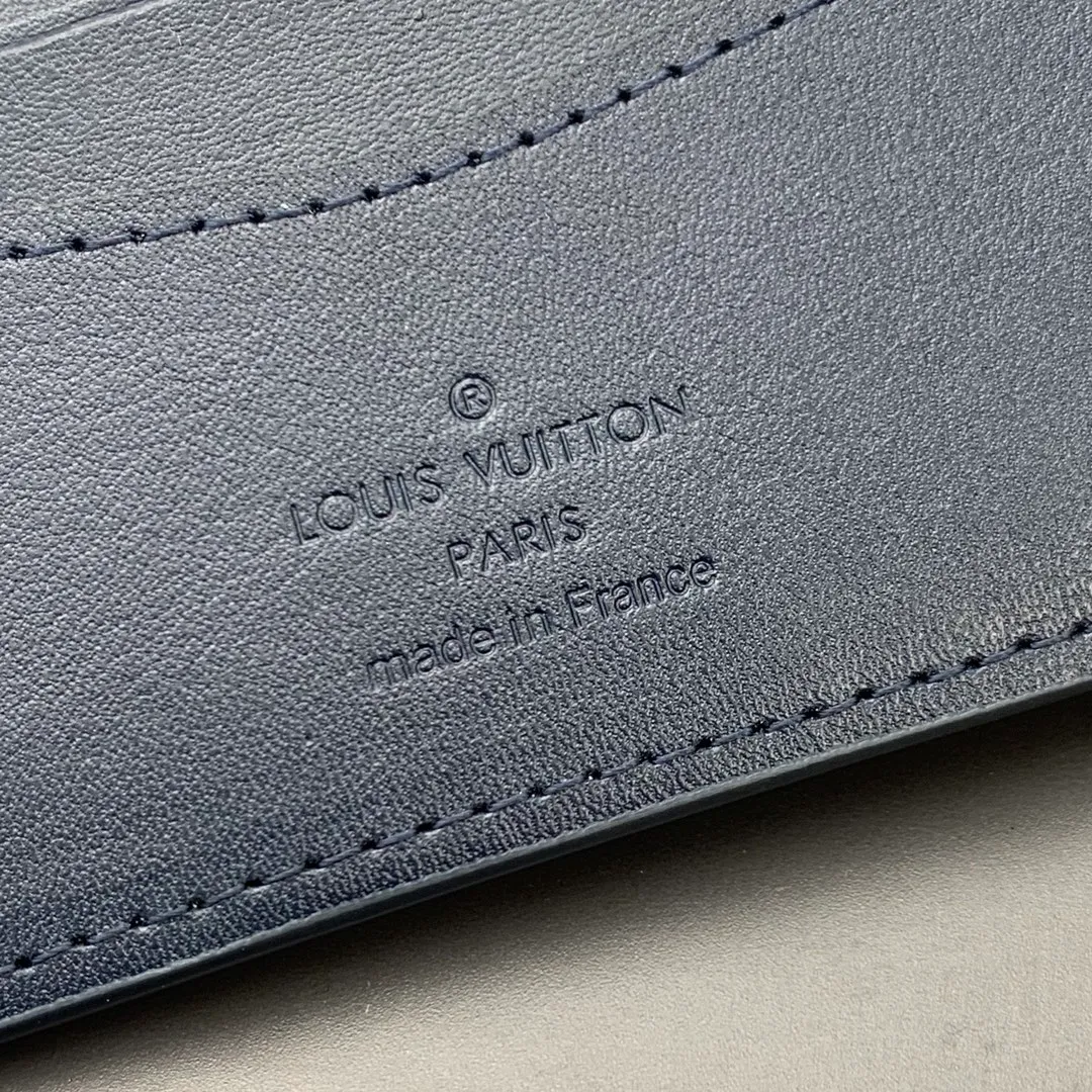 N60544 Blue short clip! The wallet is made of fine leather and has a slender shape that creates a classic appeal. This wallet fits easily into your pocket and is lined in soft cowhide for an elegant feel. Size: 11.5X9cm. 💰380
