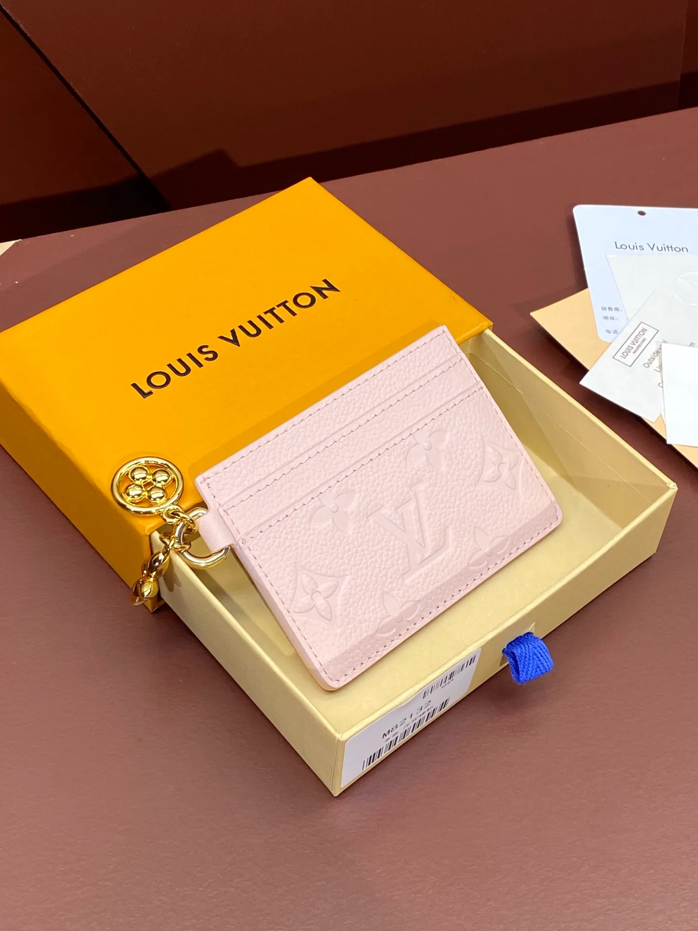 💰340 M82132 Embossed Nude Powder! [Pocket Card Holder Wallet] "Porto Cult LV Charm" made of Monogram Unplant leather. There are 2 card slots on each side and 1 large slot in the middle, for a total of 5 card slots, which is suitable for daily use. Decorated with 2 Monogram Flower pattern pendants, it adds an extremely feminine impression. Dimensions: 10.2 x 7.3 x 0.3 cm. .