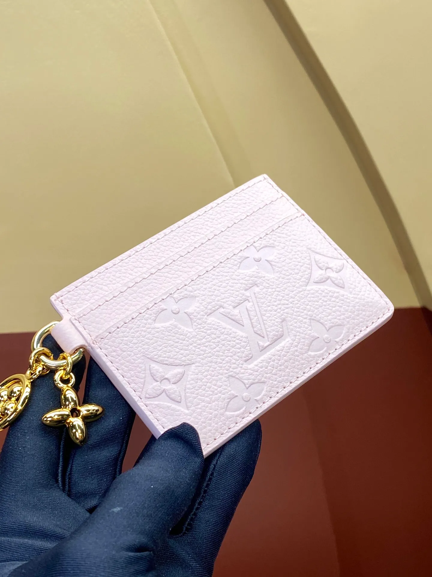 💰340 M82132 Embossed Nude Powder! [Pocket Card Holder Wallet] "Porto Cult LV Charm" made of Monogram Unplant leather. There are 2 card slots on each side and 1 large slot in the middle, for a total of 5 card slots, which is suitable for daily use. Decorated with 2 Monogram Flower pattern pendants, it adds an extremely feminine impression. Dimensions: 10.2 x 7.3 x 0.3 cm. .