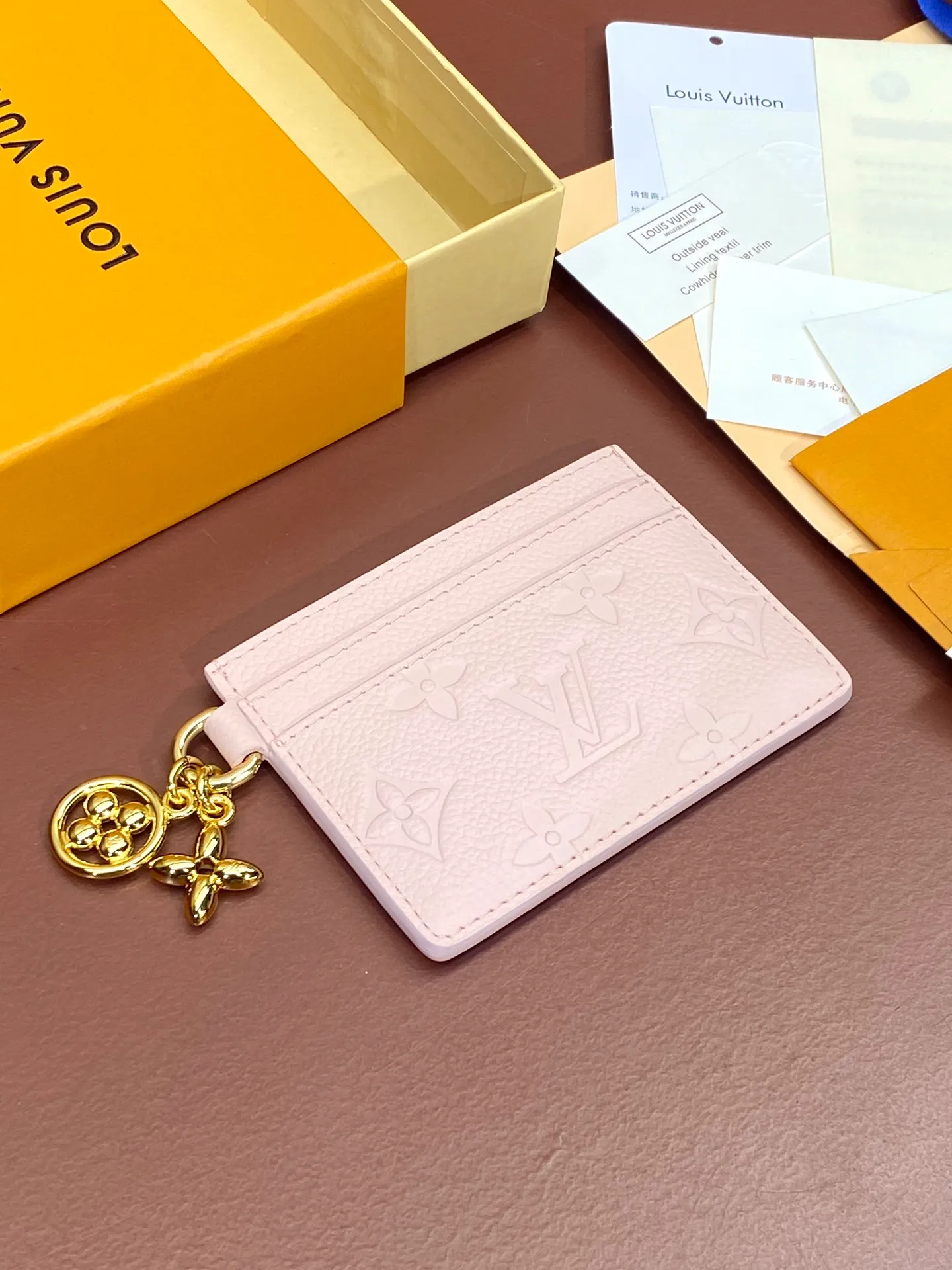 💰340 M82132 Embossed Nude Powder! [Pocket Card Holder Wallet] "Porto Cult LV Charm" made of Monogram Unplant leather. There are 2 card slots on each side and 1 large slot in the middle, for a total of 5 card slots, which is suitable for daily use. Decorated with 2 Monogram Flower pattern pendants, it adds an extremely feminine impression. Dimensions: 10.2 x 7.3 x 0.3 cm. .