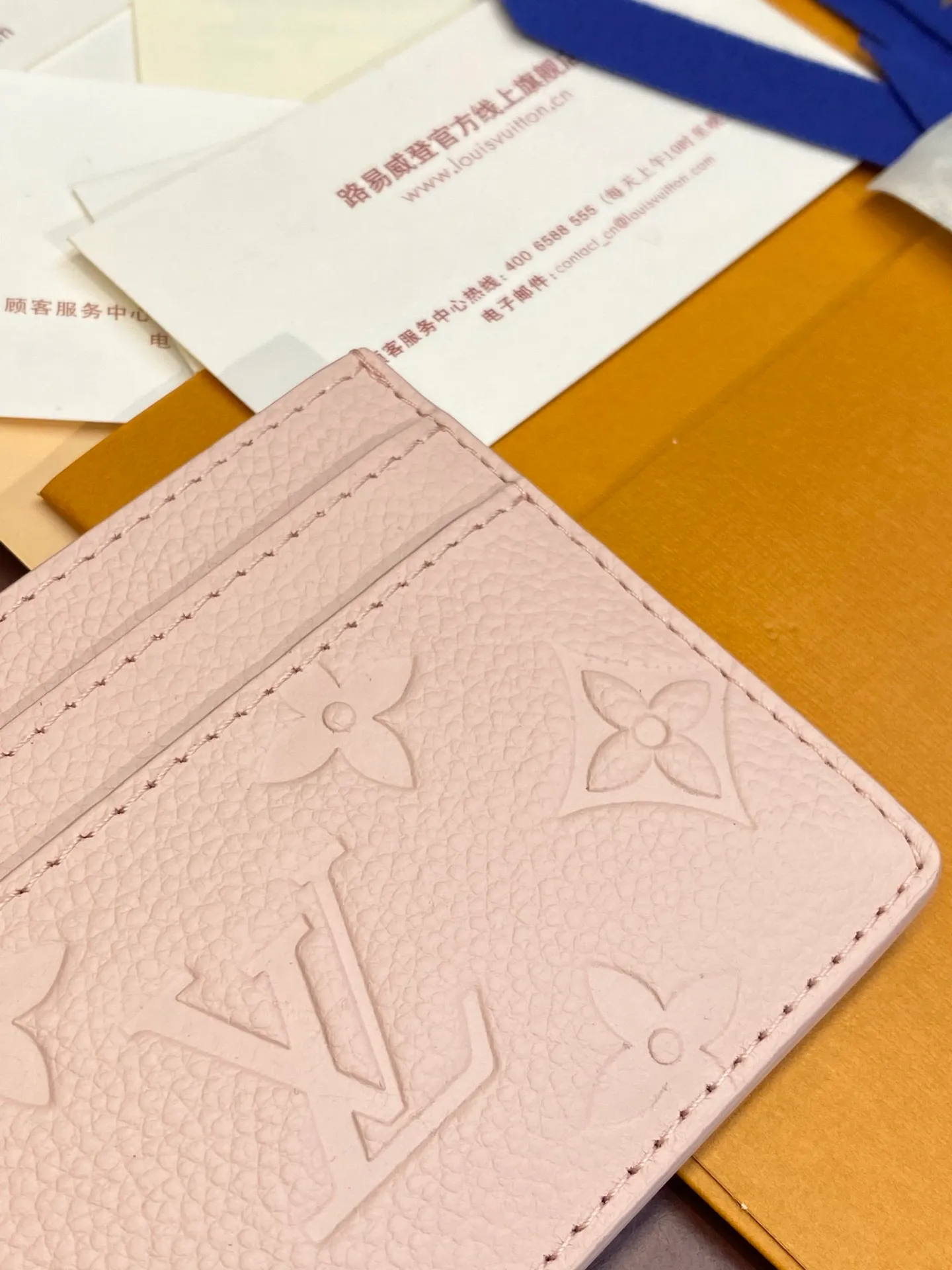 💰340 M82132 Embossed Nude Powder! [Pocket Card Holder Wallet] "Porto Cult LV Charm" made of Monogram Unplant leather. There are 2 card slots on each side and 1 large slot in the middle, for a total of 5 card slots, which is suitable for daily use. Decorated with 2 Monogram Flower pattern pendants, it adds an extremely feminine impression. Dimensions: 10.2 x 7.3 x 0.3 cm. .