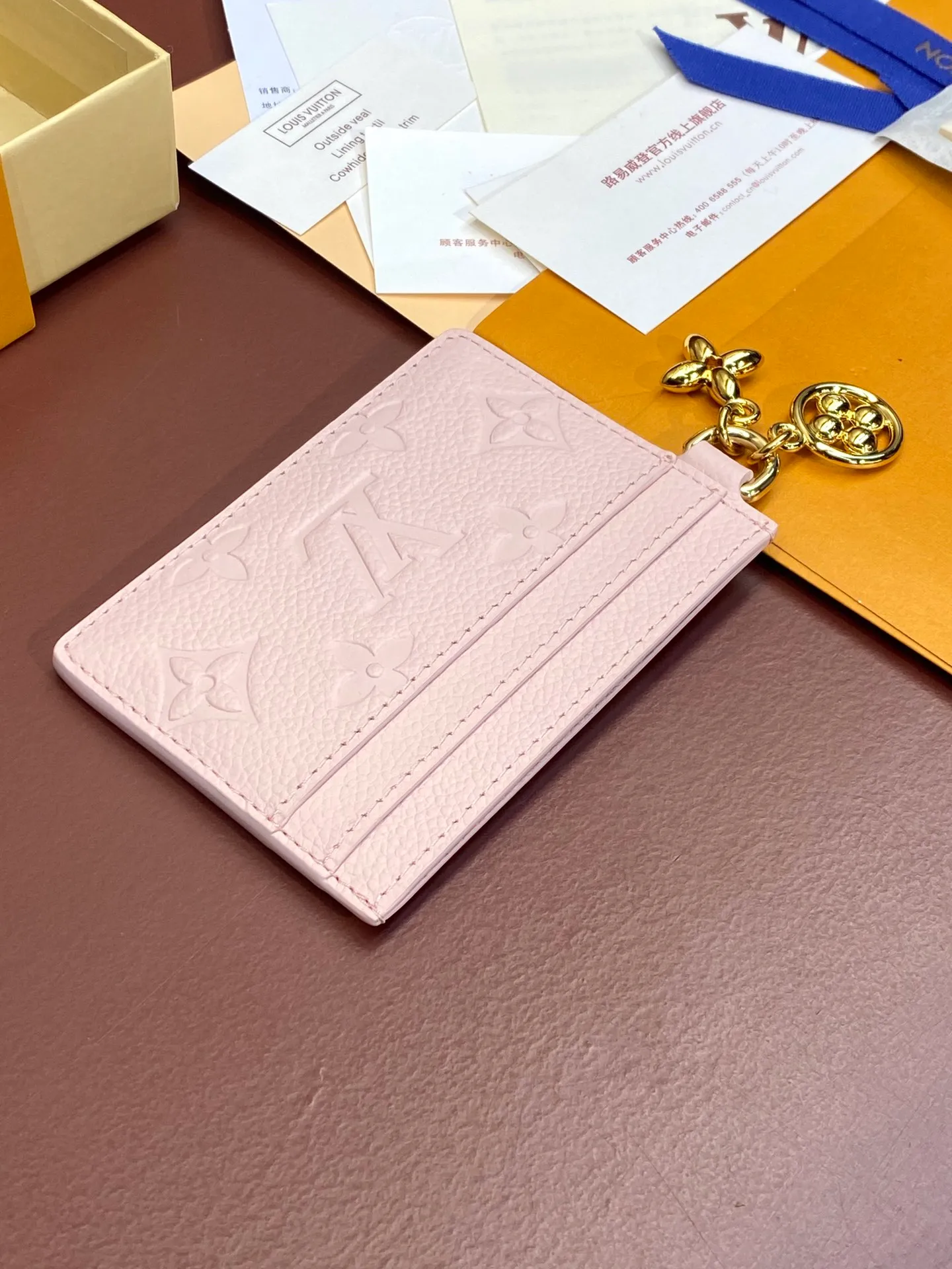 💰340 M82132 Embossed Nude Powder! [Pocket Card Holder Wallet] "Porto Cult LV Charm" made of Monogram Unplant leather. There are 2 card slots on each side and 1 large slot in the middle, for a total of 5 card slots, which is suitable for daily use. Decorated with 2 Monogram Flower pattern pendants, it adds an extremely feminine impression. Dimensions: 10.2 x 7.3 x 0.3 cm. .