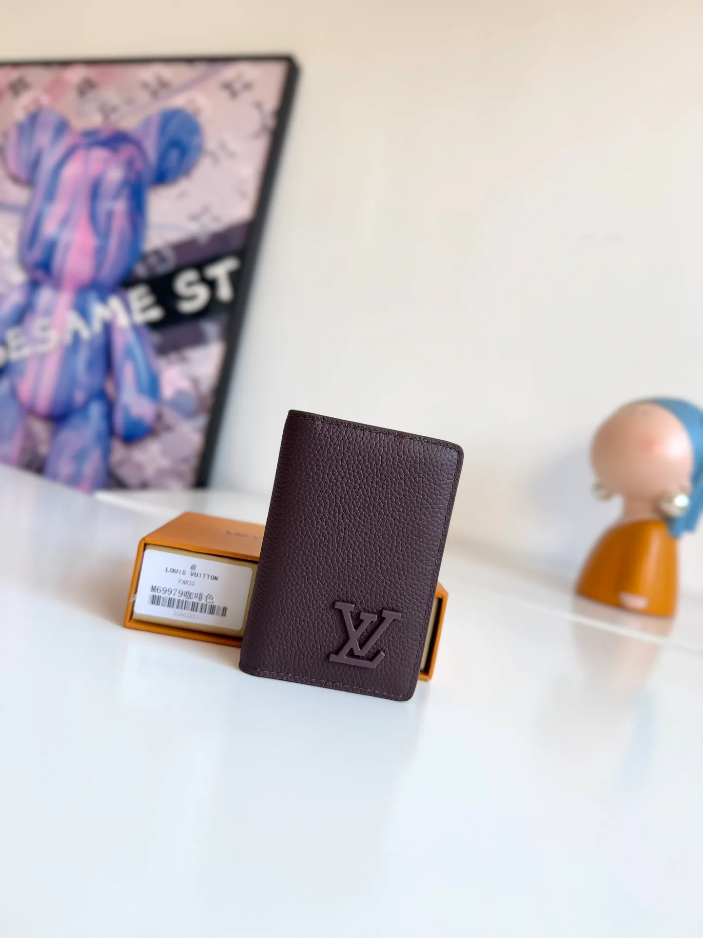 P340🇫🇷Exclusive real shot of overseas original order M69979 coffee! The new LV Aerogram Pocket Wallet is made of cow leather as soft as old aviation letterheads. The metal LV letters discreetly mark the brand identity. It is equipped with compartments and card slots, achieving the fusion of elegance and functionality. Pairs with any LV Aerogram bag. Size: 11×8cm