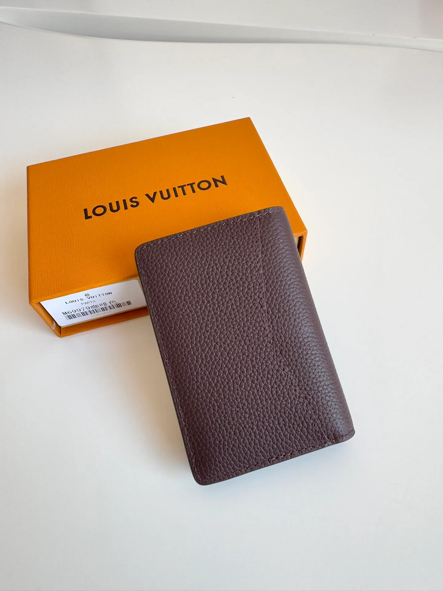 P340🇫🇷Exclusive real shot of overseas original order M69979 coffee! The new LV Aerogram Pocket Wallet is made of cow leather as soft as old aviation letterheads. The metal LV letters discreetly mark the brand identity. It is equipped with compartments and card slots, achieving the fusion of elegance and functionality. Pairs with any LV Aerogram bag. Size: 11×8cm