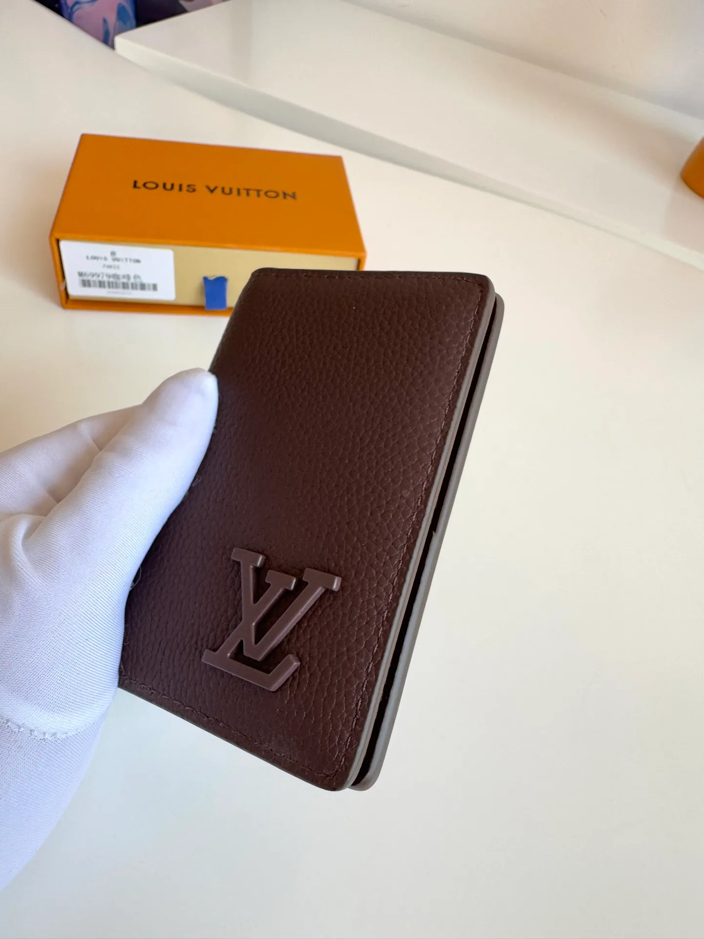 P340🇫🇷Exclusive real shot of overseas original order M69979 coffee! The new LV Aerogram Pocket Wallet is made of cow leather as soft as old aviation letterheads. The metal LV letters discreetly mark the brand identity. It is equipped with compartments and card slots, achieving the fusion of elegance and functionality. Pairs with any LV Aerogram bag. Size: 11×8cm