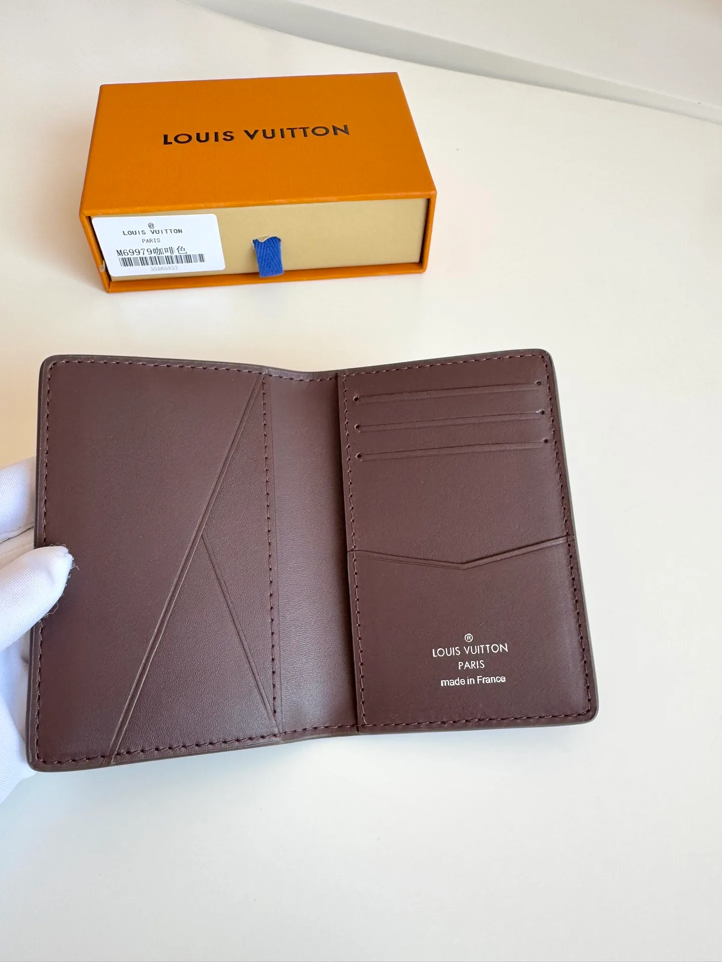 P340🇫🇷Exclusive real shot of overseas original order M69979 coffee! The new LV Aerogram Pocket Wallet is made of cow leather as soft as old aviation letterheads. The metal LV letters discreetly mark the brand identity. It is equipped with compartments and card slots, achieving the fusion of elegance and functionality. Pairs with any LV Aerogram bag. Size: 11×8cm