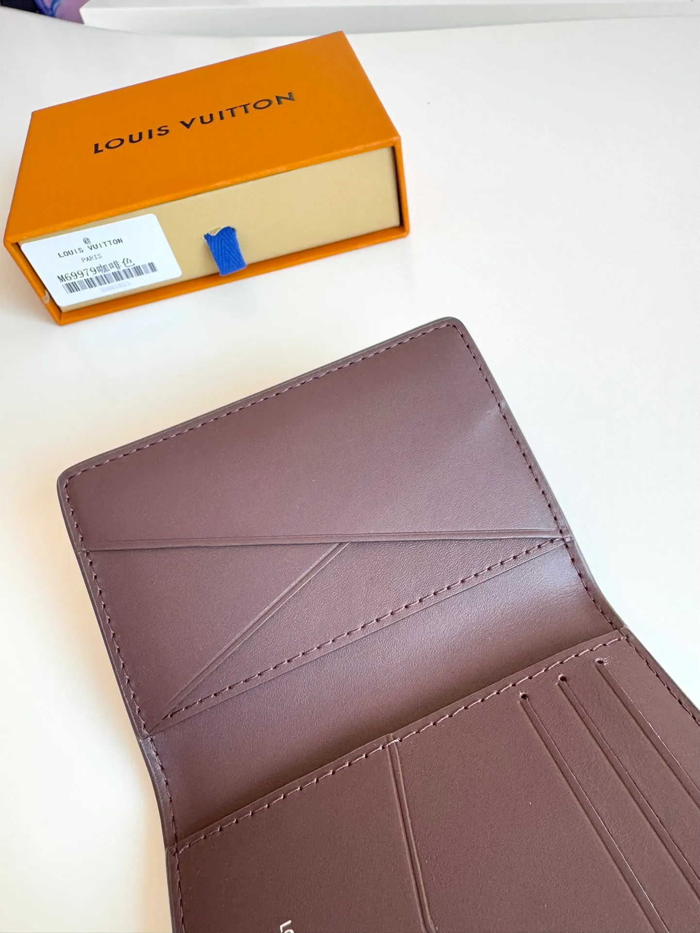 P340🇫🇷Exclusive real shot of overseas original order M69979 coffee! The new LV Aerogram Pocket Wallet is made of cow leather as soft as old aviation letterheads. The metal LV letters discreetly mark the brand identity. It is equipped with compartments and card slots, achieving the fusion of elegance and functionality. Pairs with any LV Aerogram bag. Size: 11×8cm