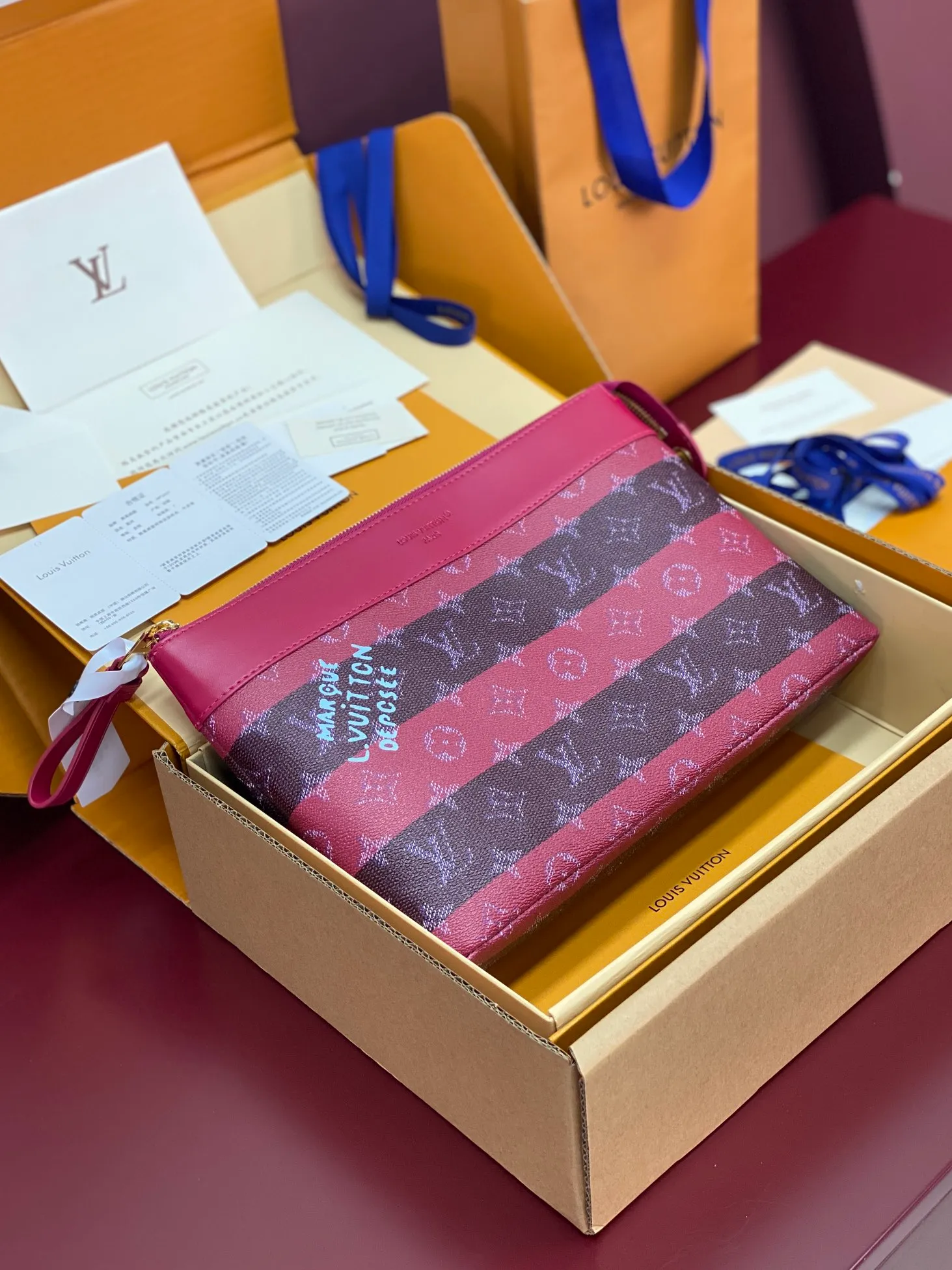 Upgraded version ⚠️M11545 purple stripe! POCHETTE VOYAGE SOUPLE Clutch The Pochette Voyage Souple Clutch is made of soft Monogram Eclipse coated canvas, and uses rounded strokes to outline the classic Pochette Voyage Clutch lines, bringing a comfortable travel experience. The slim construction features a zip compartment and magnetic back pocket. 32 x 21 x 8 cm (length x height x width). 18540300