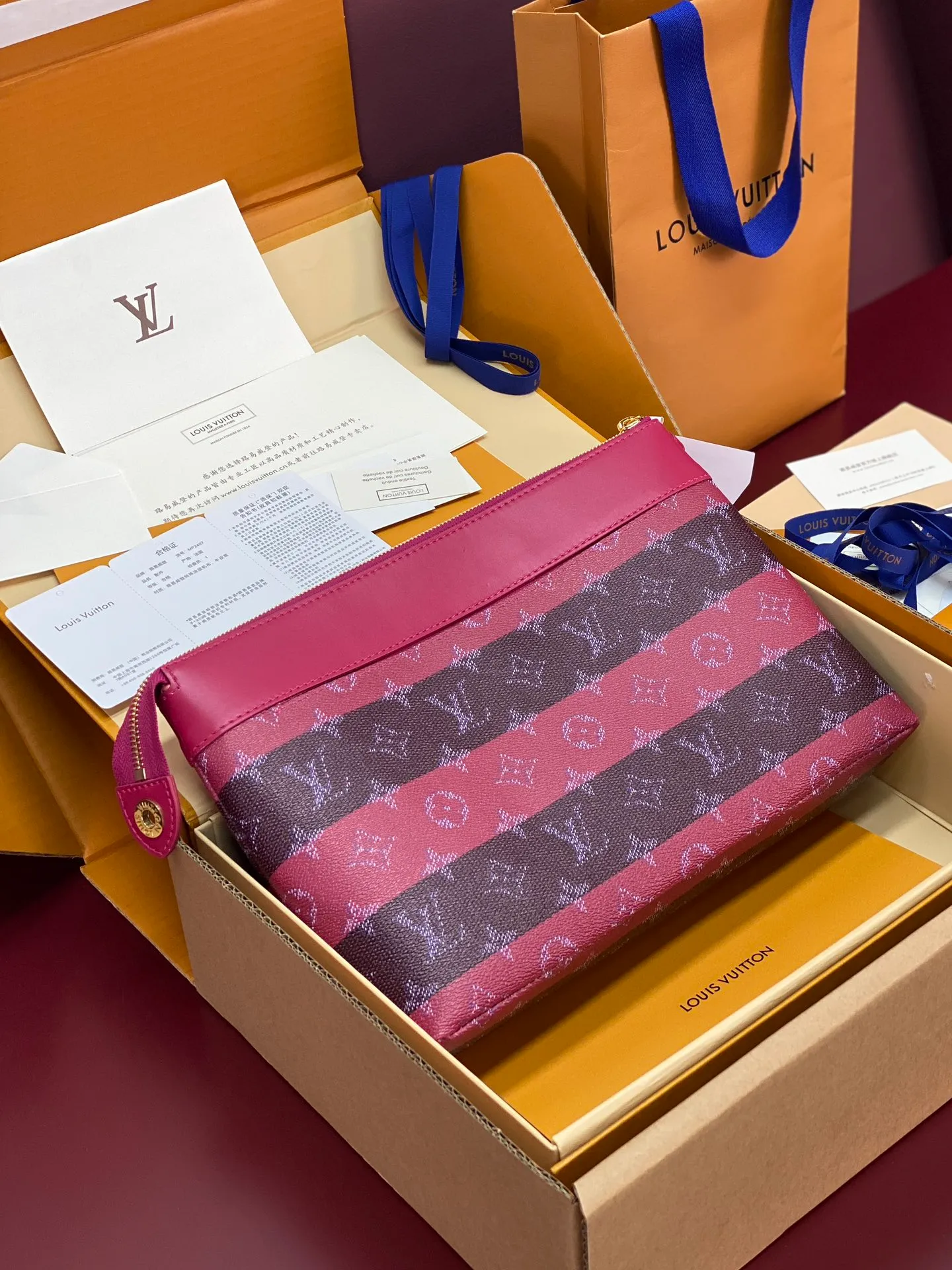 Upgraded version ⚠️M11545 purple stripe! POCHETTE VOYAGE SOUPLE Clutch The Pochette Voyage Souple Clutch is made of soft Monogram Eclipse coated canvas, and uses rounded strokes to outline the classic Pochette Voyage Clutch lines, bringing a comfortable travel experience. The slim construction features a zip compartment and magnetic back pocket. 32 x 21 x 8 cm (length x height x width). 18540300