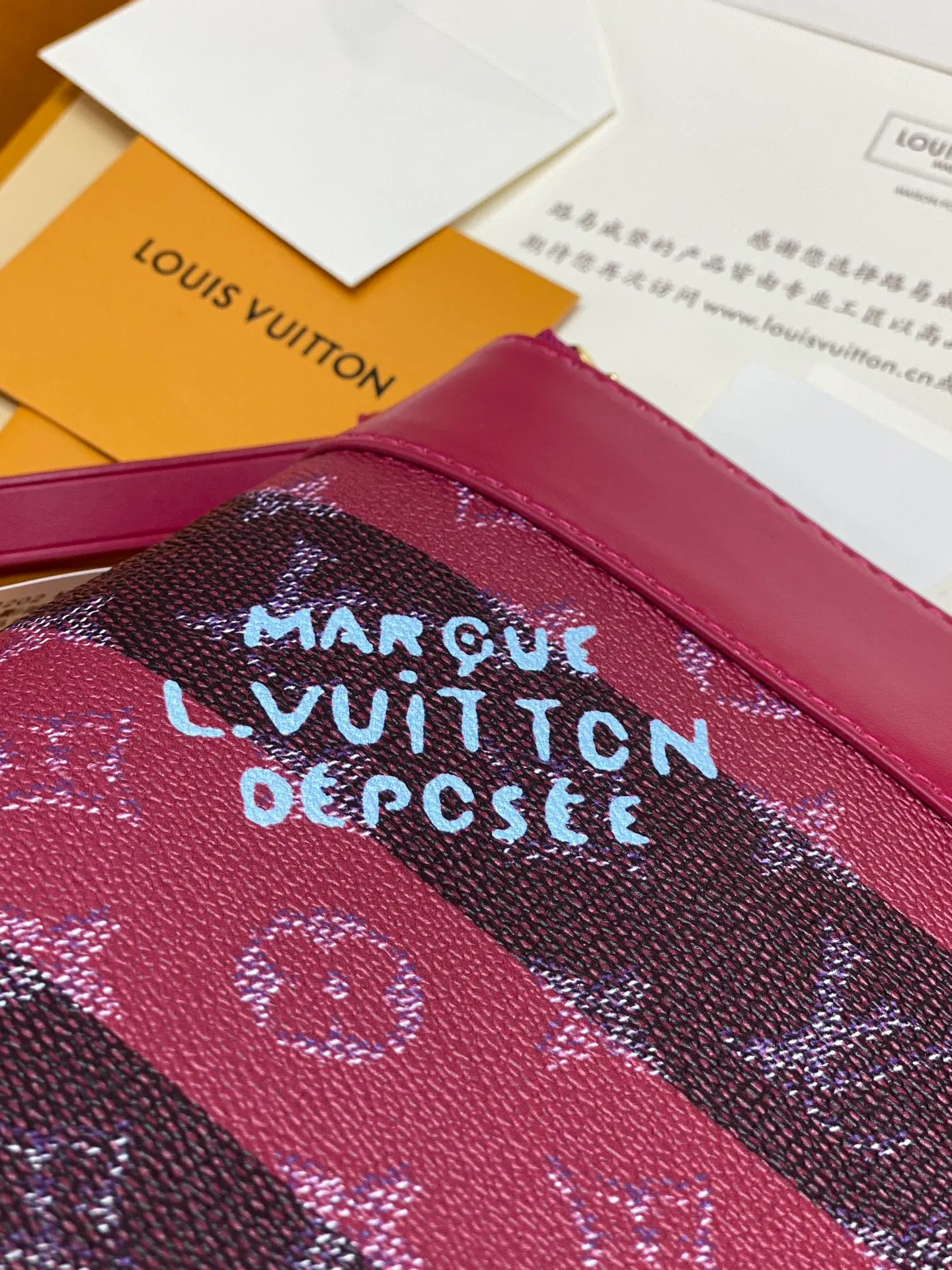 Upgraded version ⚠️M11545 purple stripe! POCHETTE VOYAGE SOUPLE Clutch The Pochette Voyage Souple Clutch is made of soft Monogram Eclipse coated canvas, and uses rounded strokes to outline the classic Pochette Voyage Clutch lines, bringing a comfortable travel experience. The slim construction features a zip compartment and magnetic back pocket. 32 x 21 x 8 cm (length x height x width). 18540300