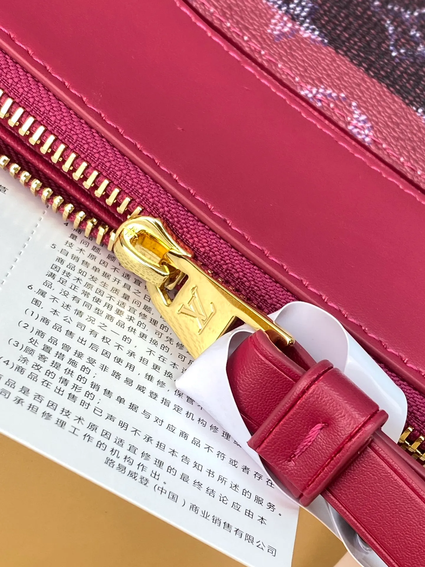 Upgraded version ⚠️M11545 purple stripe! POCHETTE VOYAGE SOUPLE Clutch The Pochette Voyage Souple Clutch is made of soft Monogram Eclipse coated canvas, and uses rounded strokes to outline the classic Pochette Voyage Clutch lines, bringing a comfortable travel experience. The slim construction features a zip compartment and magnetic back pocket. 32 x 21 x 8 cm (length x height x width). 18540300
