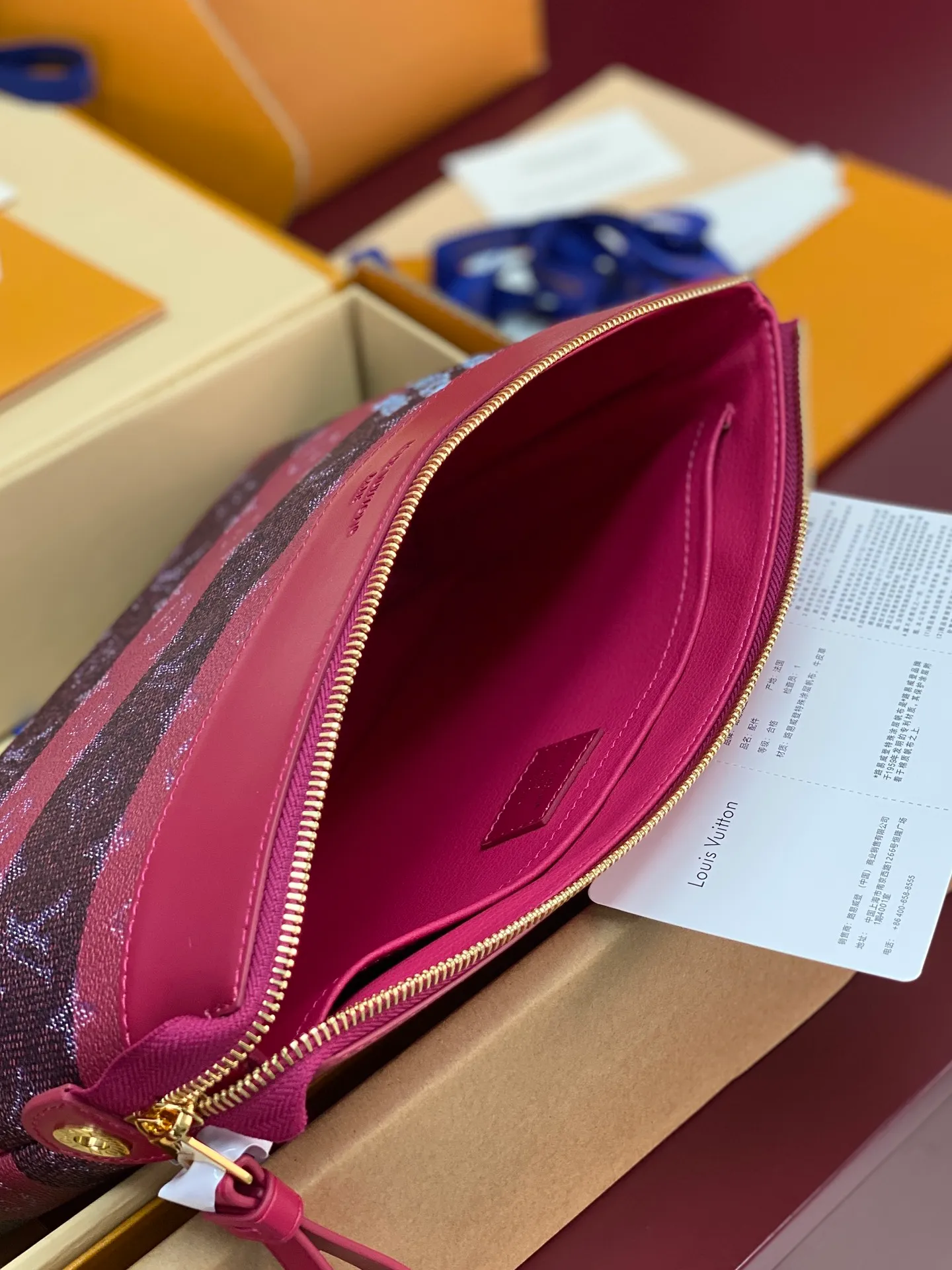 Upgraded version ⚠️M11545 purple stripe! POCHETTE VOYAGE SOUPLE Clutch The Pochette Voyage Souple Clutch is made of soft Monogram Eclipse coated canvas, and uses rounded strokes to outline the classic Pochette Voyage Clutch lines, bringing a comfortable travel experience. The slim construction features a zip compartment and magnetic back pocket. 32 x 21 x 8 cm (length x height x width). 18540300