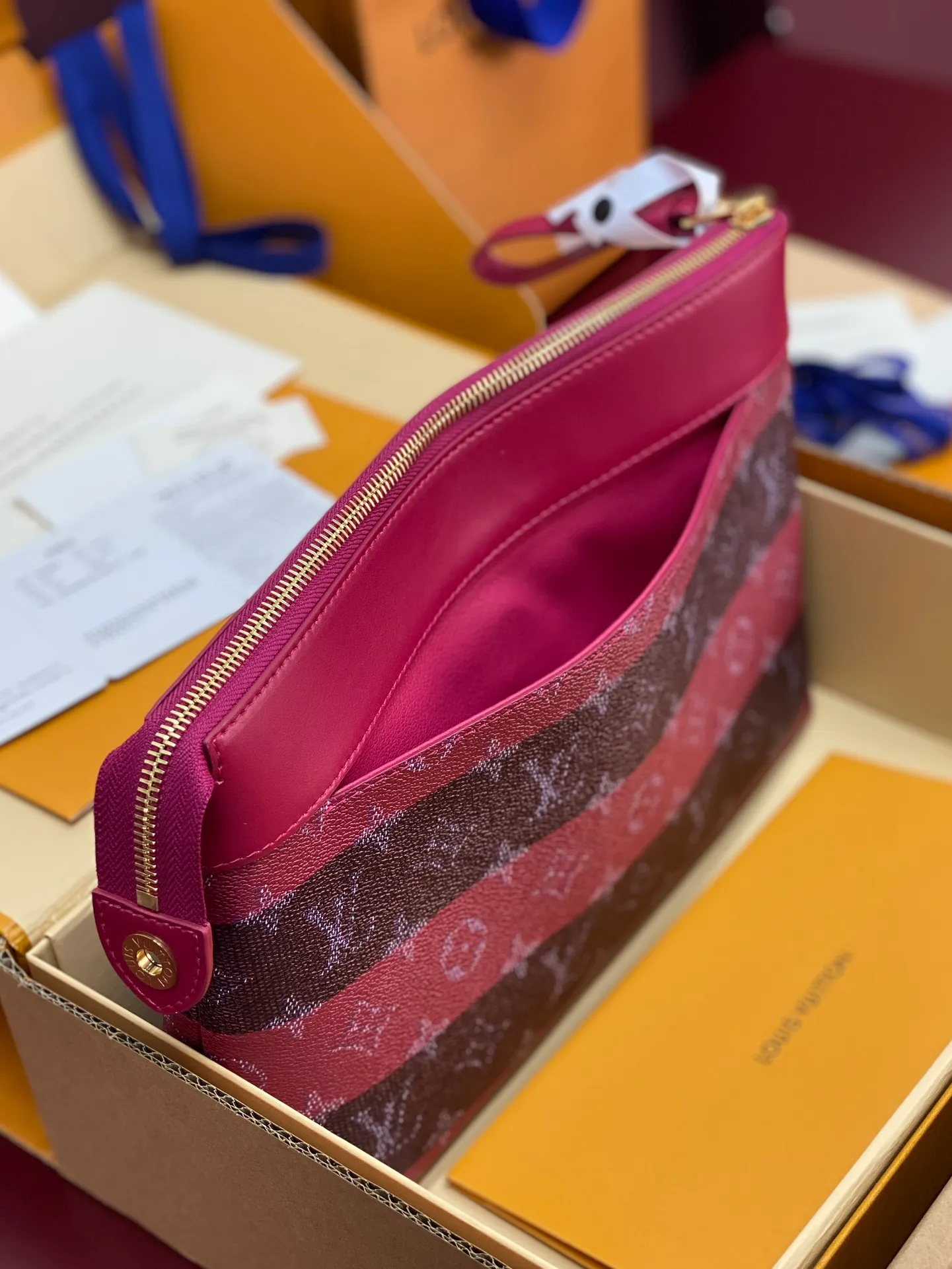 Upgraded version ⚠️M11545 purple stripe! POCHETTE VOYAGE SOUPLE Clutch The Pochette Voyage Souple Clutch is made of soft Monogram Eclipse coated canvas, and uses rounded strokes to outline the classic Pochette Voyage Clutch lines, bringing a comfortable travel experience. The slim construction features a zip compartment and magnetic back pocket. 32 x 21 x 8 cm (length x height x width). 18540300