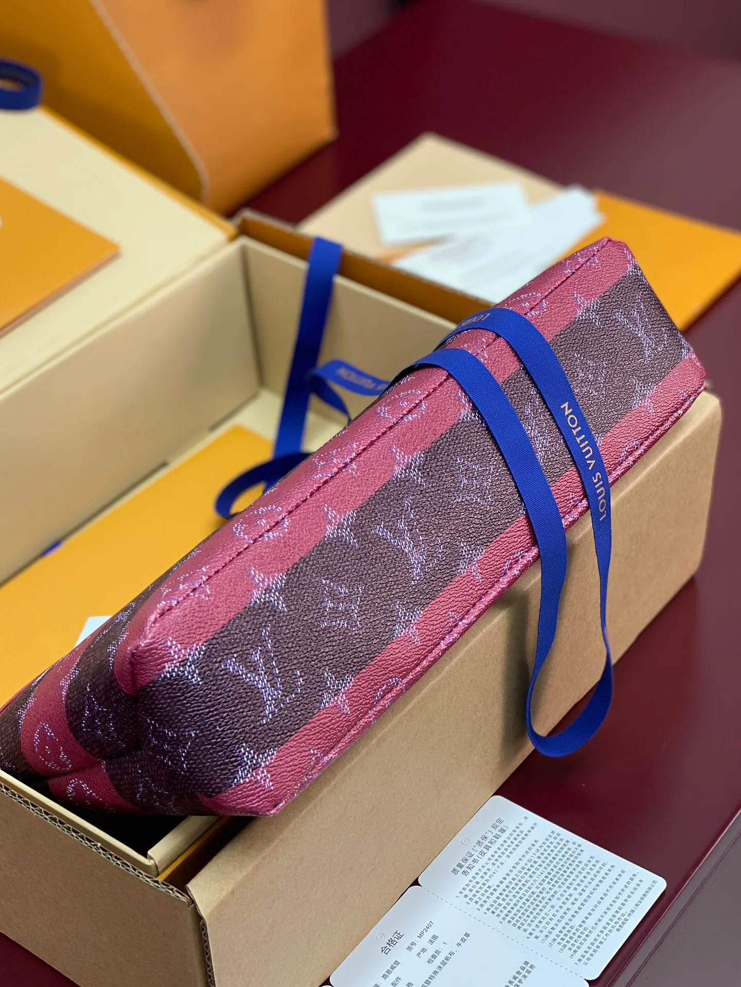 Upgraded version ⚠️M11545 purple stripe! POCHETTE VOYAGE SOUPLE Clutch The Pochette Voyage Souple Clutch is made of soft Monogram Eclipse coated canvas, and uses rounded strokes to outline the classic Pochette Voyage Clutch lines, bringing a comfortable travel experience. The slim construction features a zip compartment and magnetic back pocket. 32 x 21 x 8 cm (length x height x width). 18540300